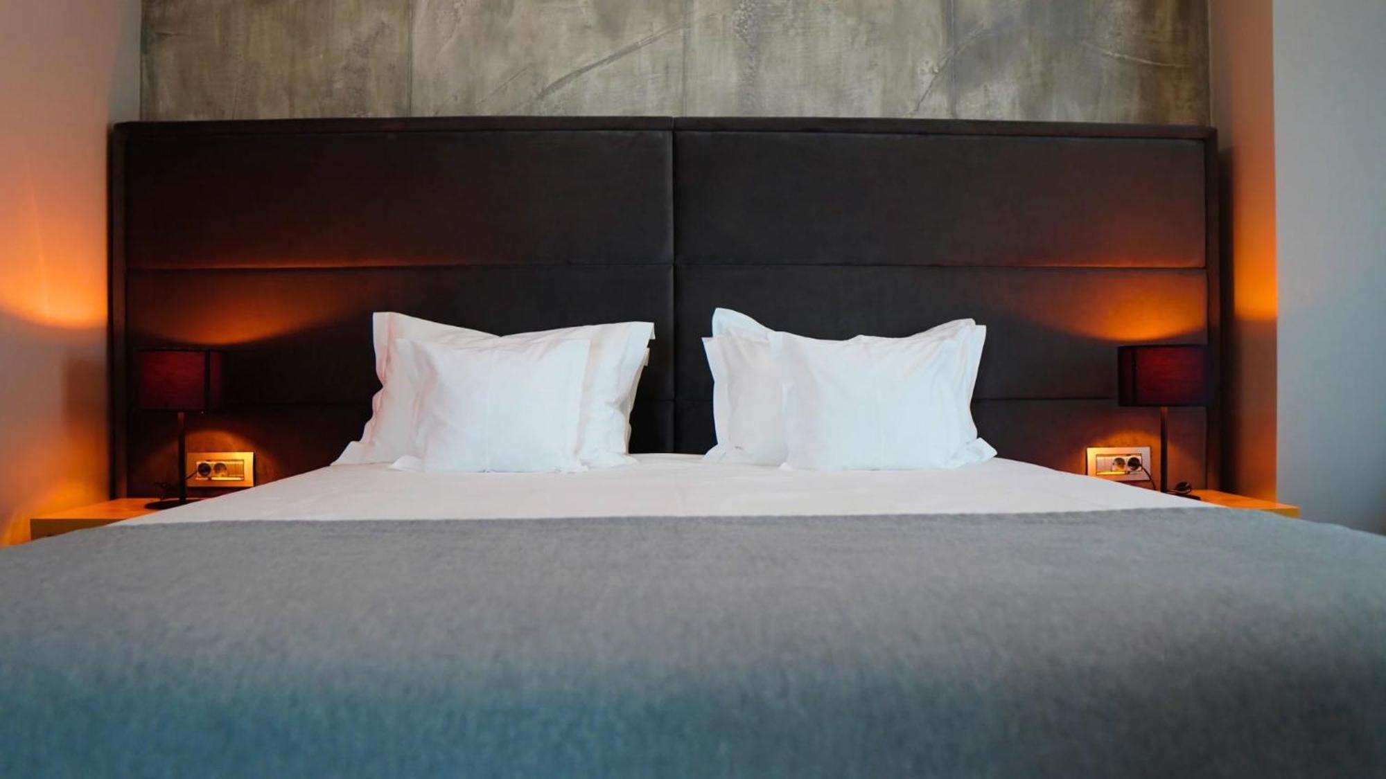 Aniroc Signature Hotel Arad Buitenkant foto A bed with two pillows