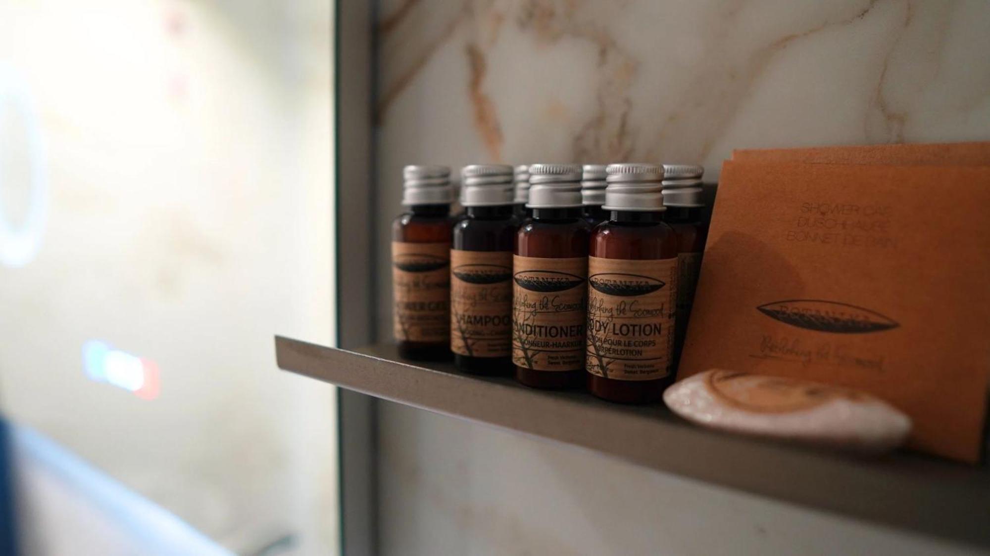 Aniroc Signature Hotel Arad Buitenkant foto A selection of toiletries