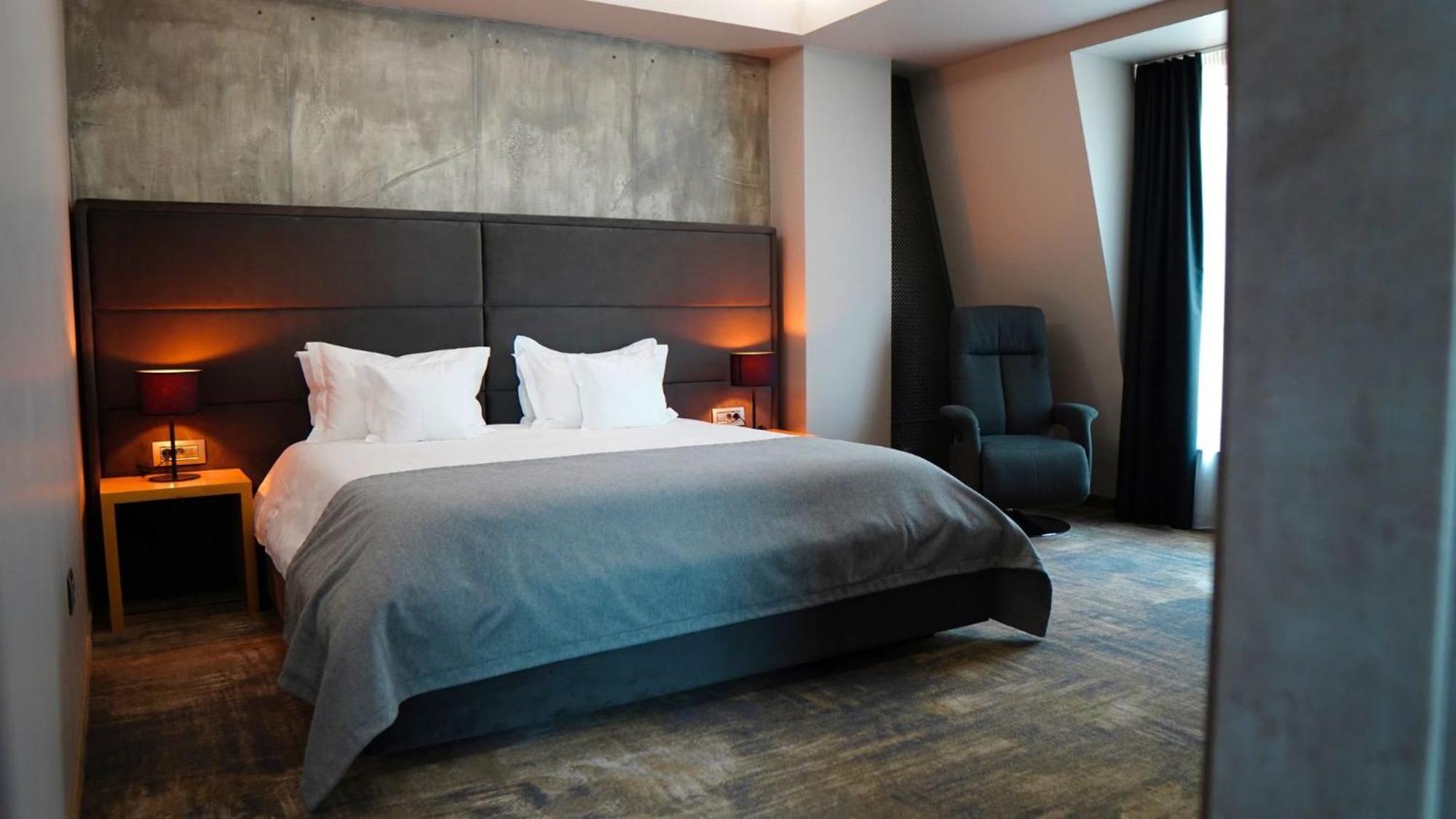 Aniroc Signature Hotel Arad Buitenkant foto A room at the hotel