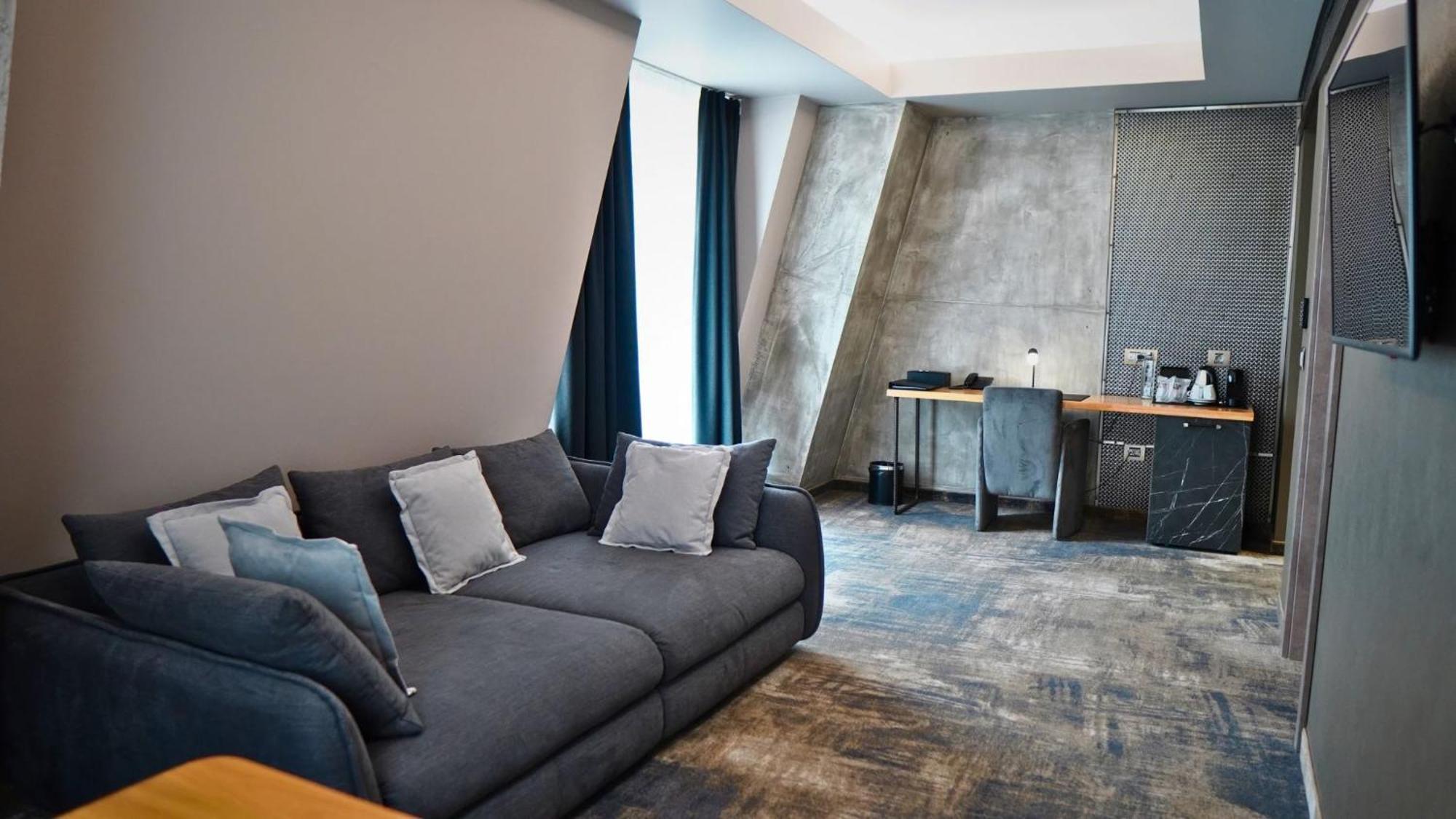 Aniroc Signature Hotel Arad Buitenkant foto A suite at the hotel