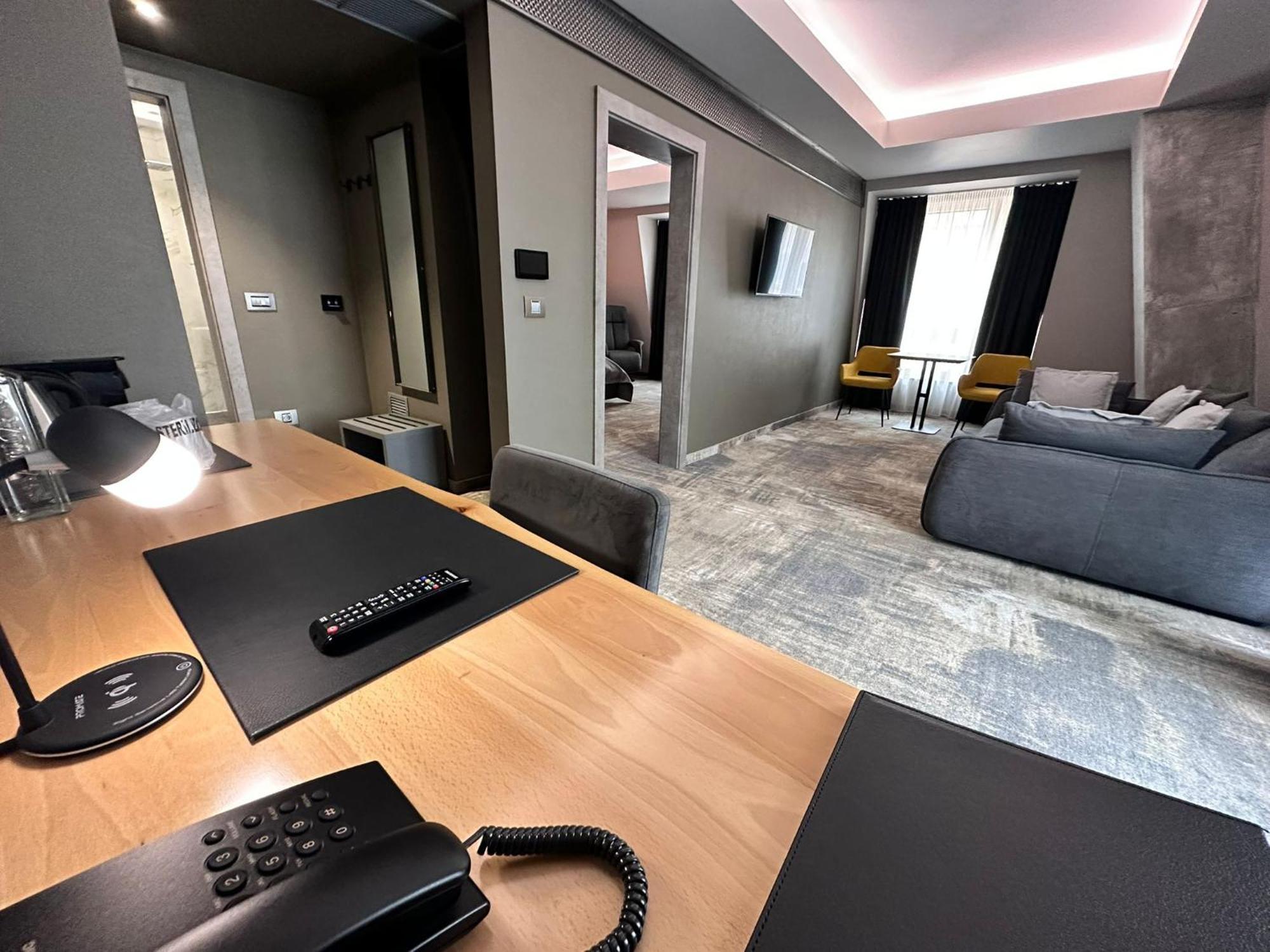 Aniroc Signature Hotel Arad Buitenkant foto Suite