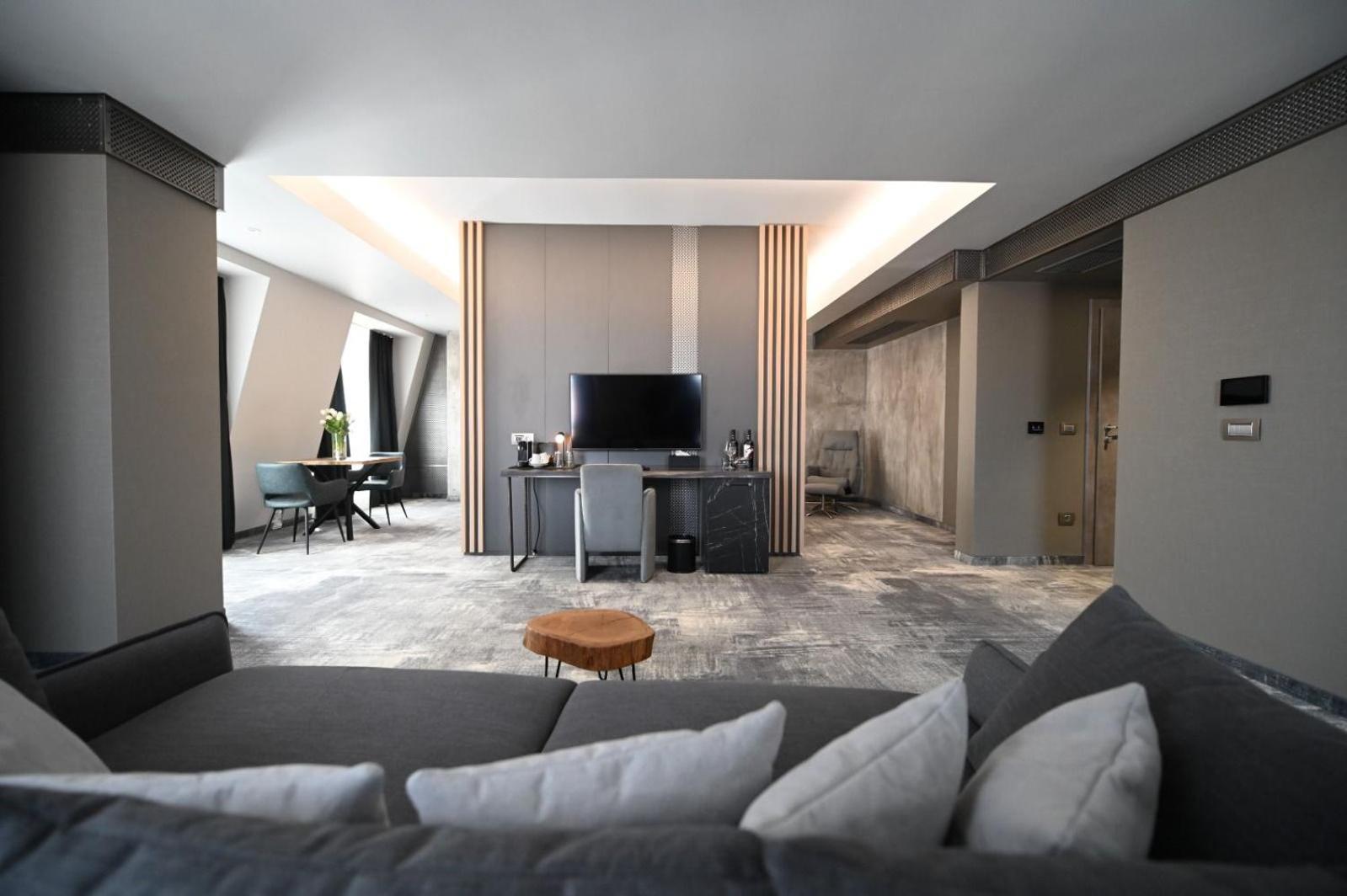 Aniroc Signature Hotel Arad Buitenkant foto The interior of a suite at the hotel