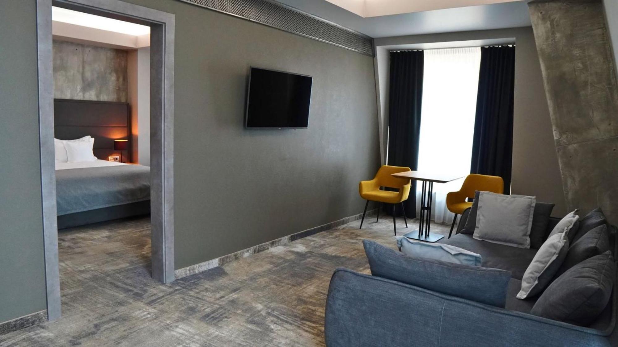Aniroc Signature Hotel Arad Buitenkant foto Suite