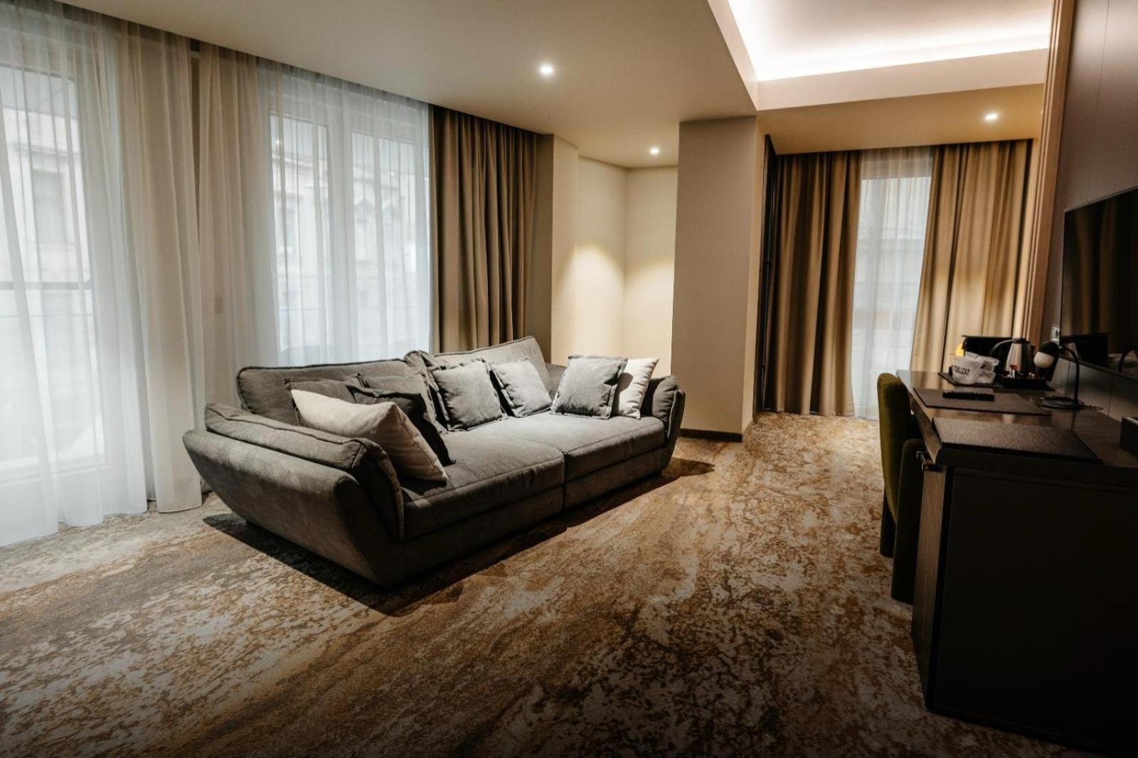 Aniroc Signature Hotel Arad Buitenkant foto A suite at the hotel