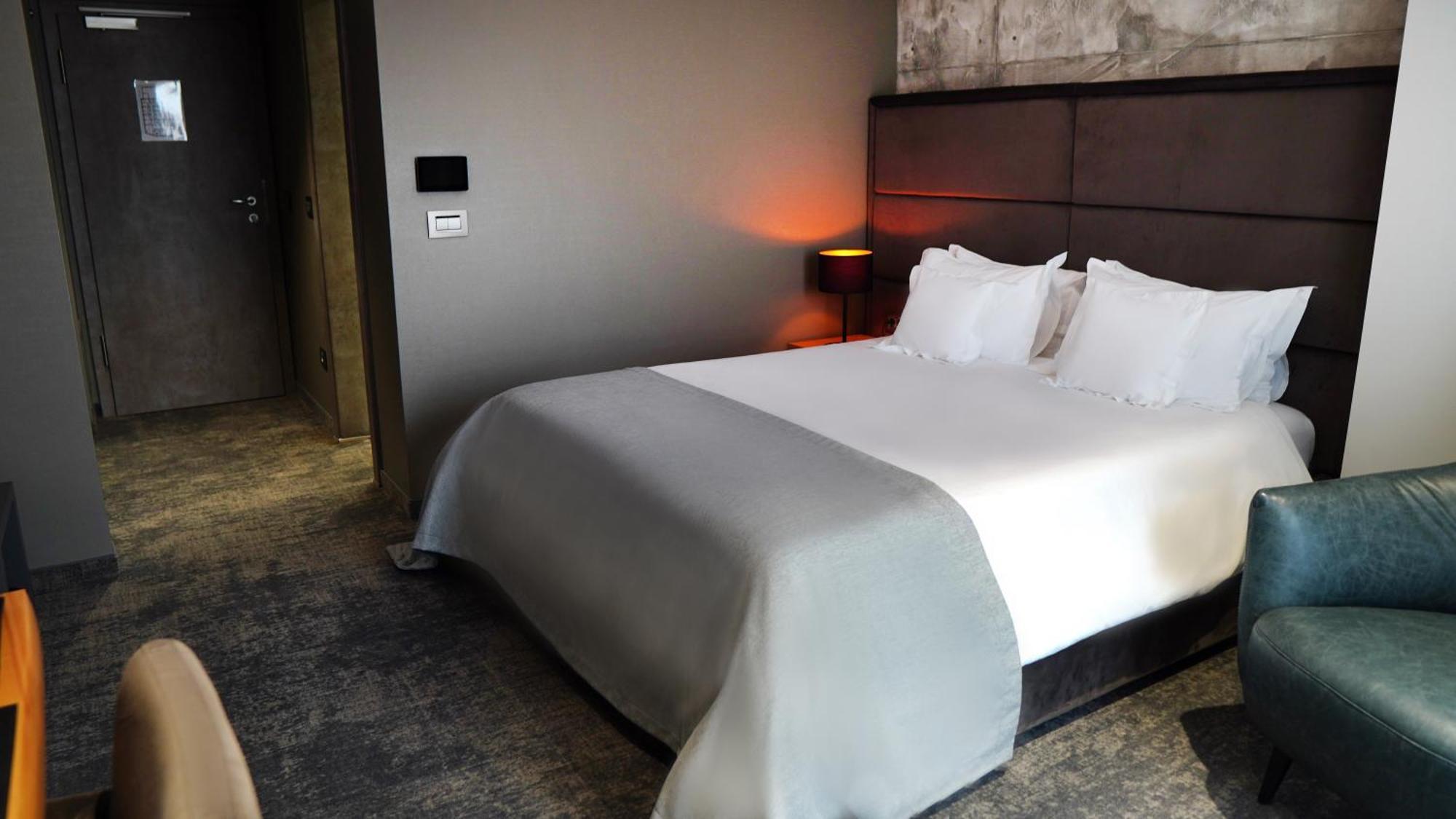 Aniroc Signature Hotel Arad Buitenkant foto A room at the hotel