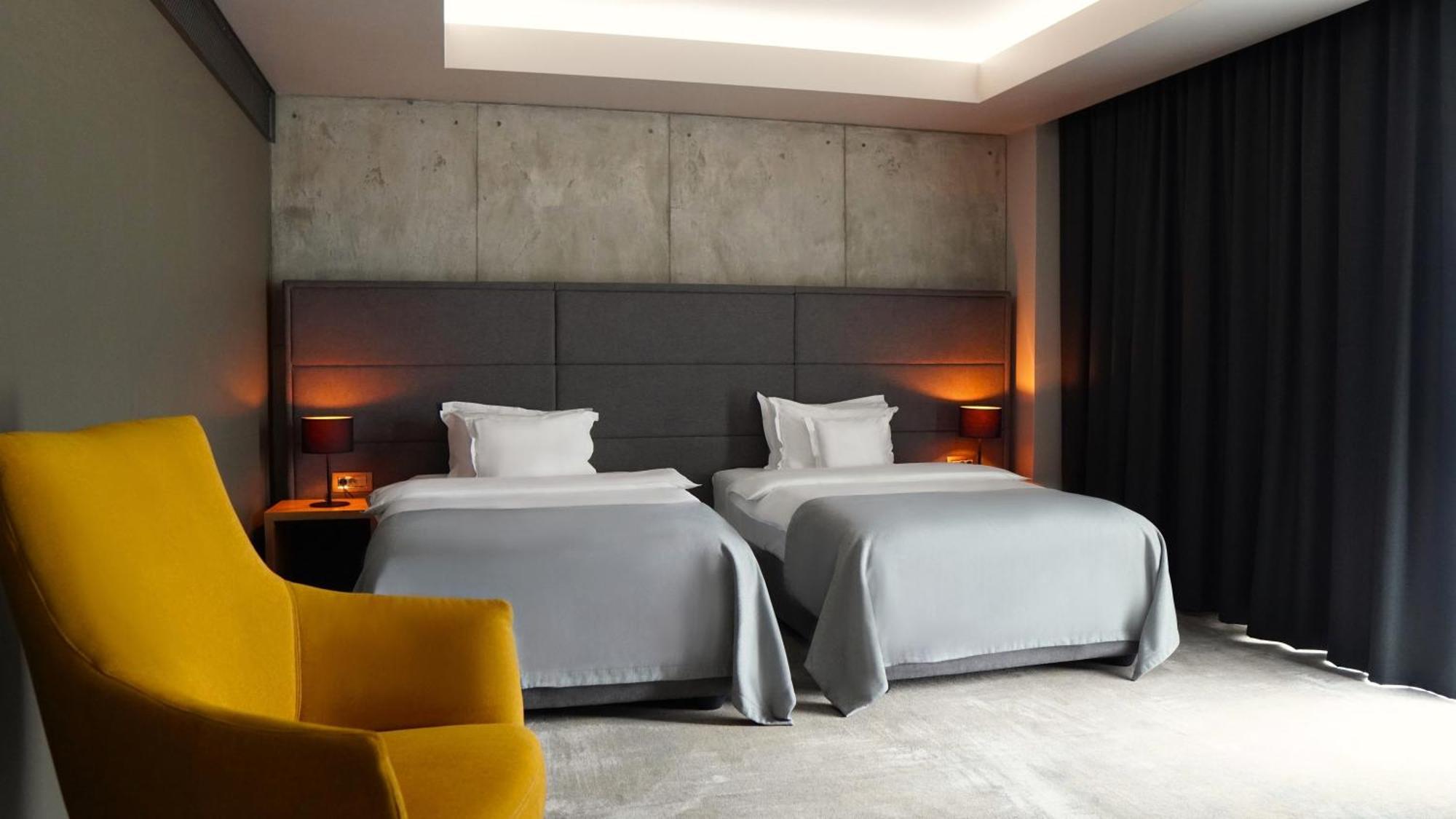 Aniroc Signature Hotel Arad Buitenkant foto A room at the hotel
