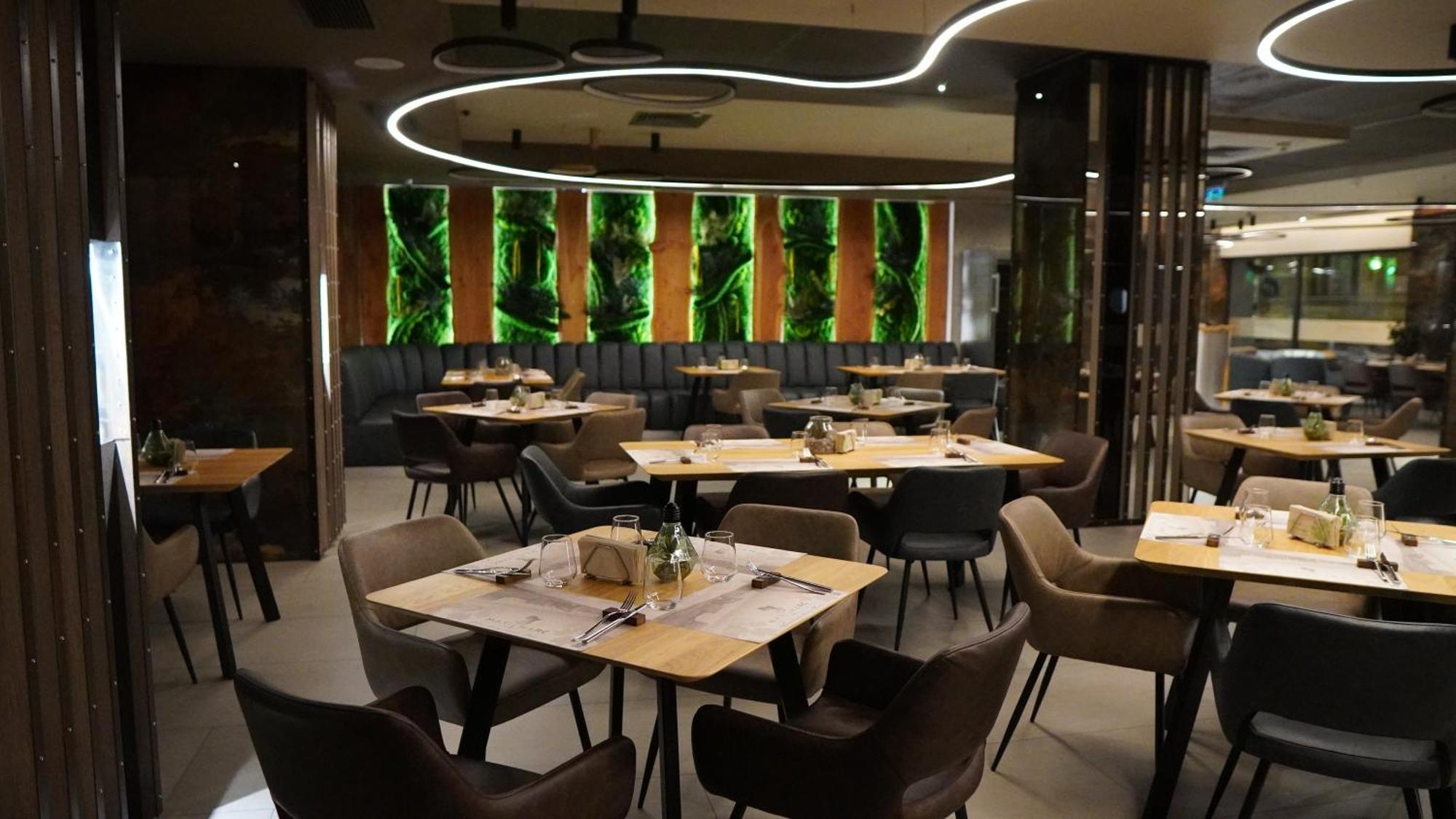 Aniroc Signature Hotel Arad Buitenkant foto The interior of the restaurant