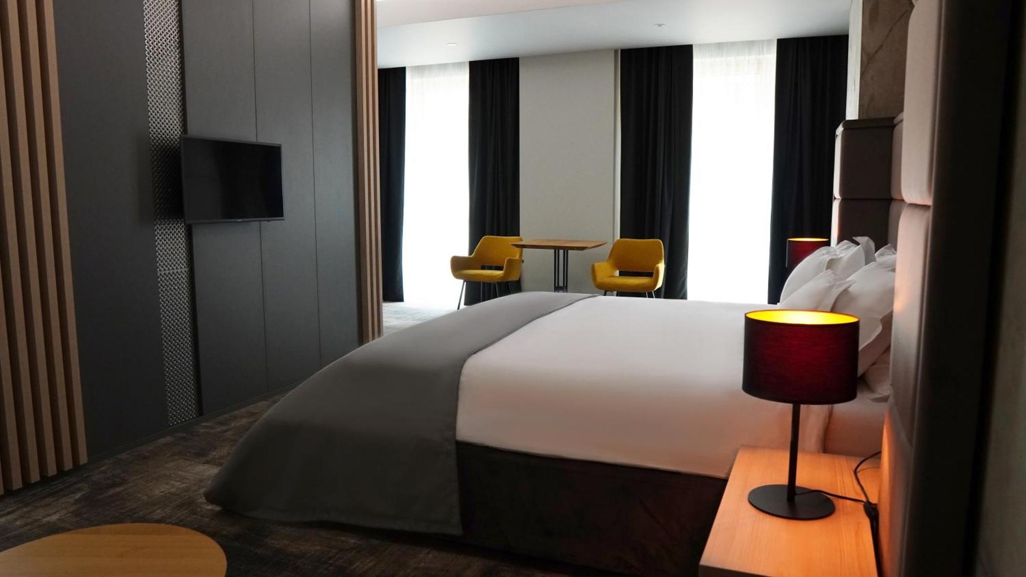 Aniroc Signature Hotel Arad Buitenkant foto A room at the hotel