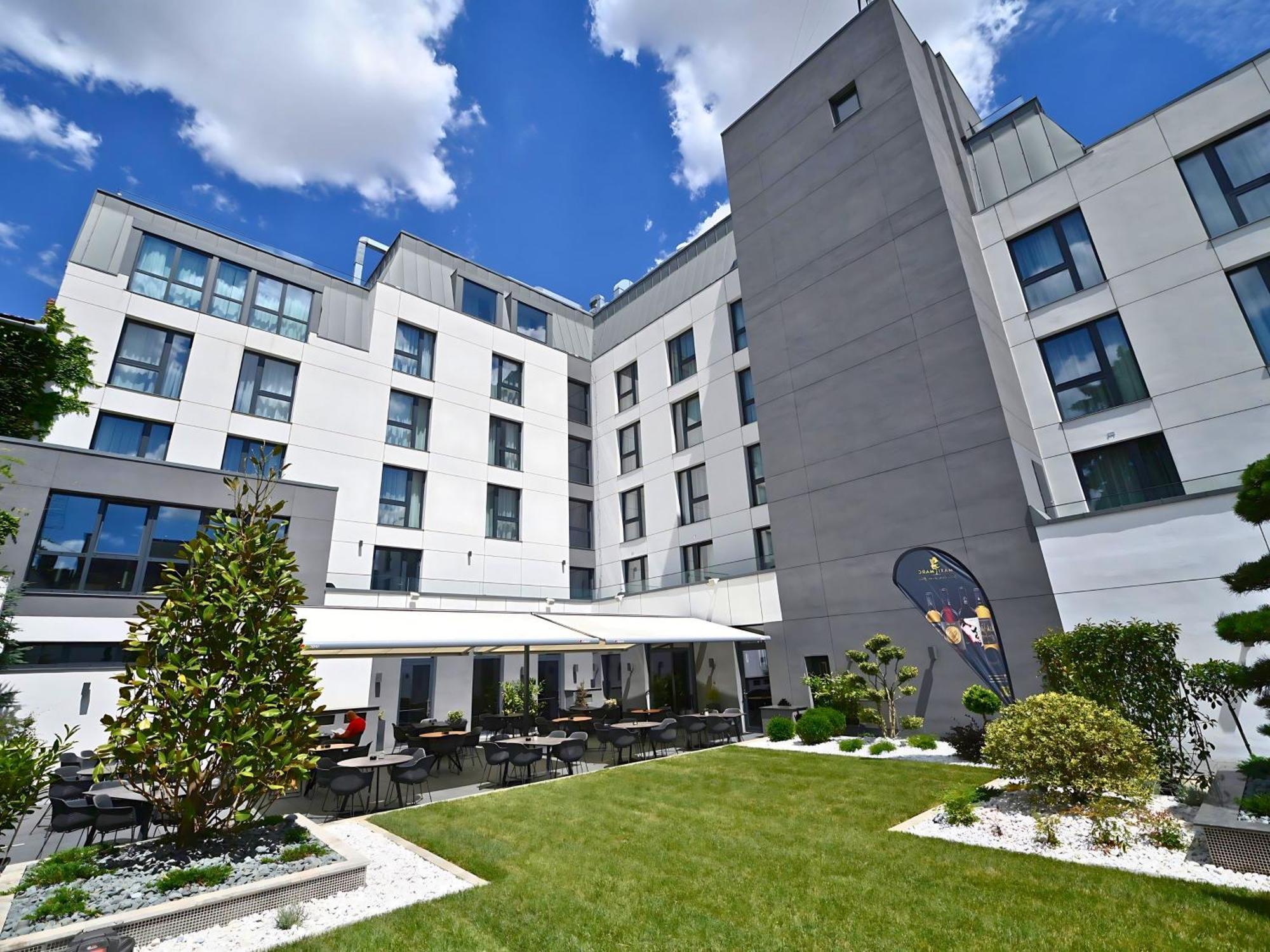 Aniroc Signature Hotel Arad Buitenkant foto The courtyard of the new building