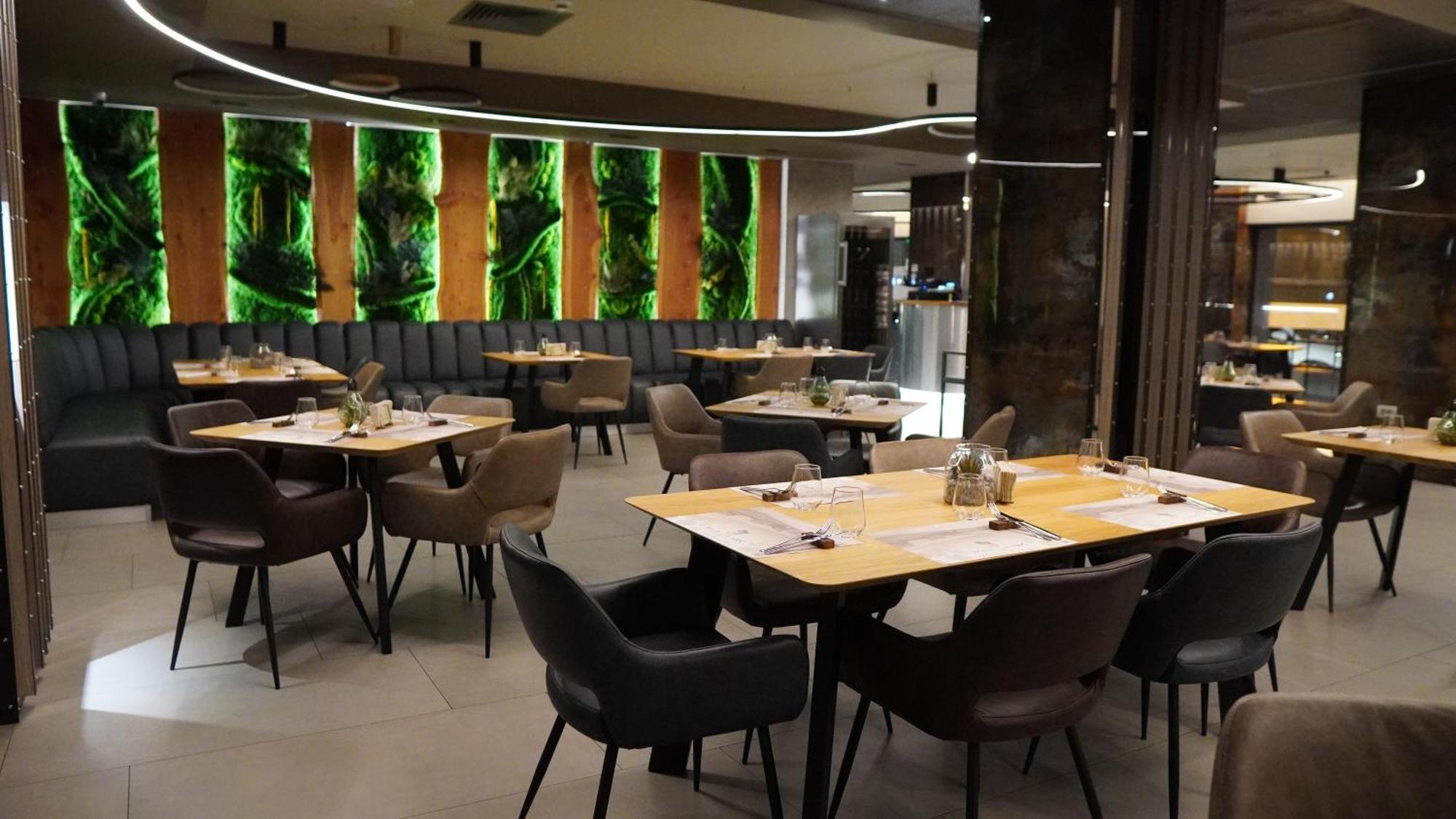 Aniroc Signature Hotel Arad Buitenkant foto The interior of the restaurant