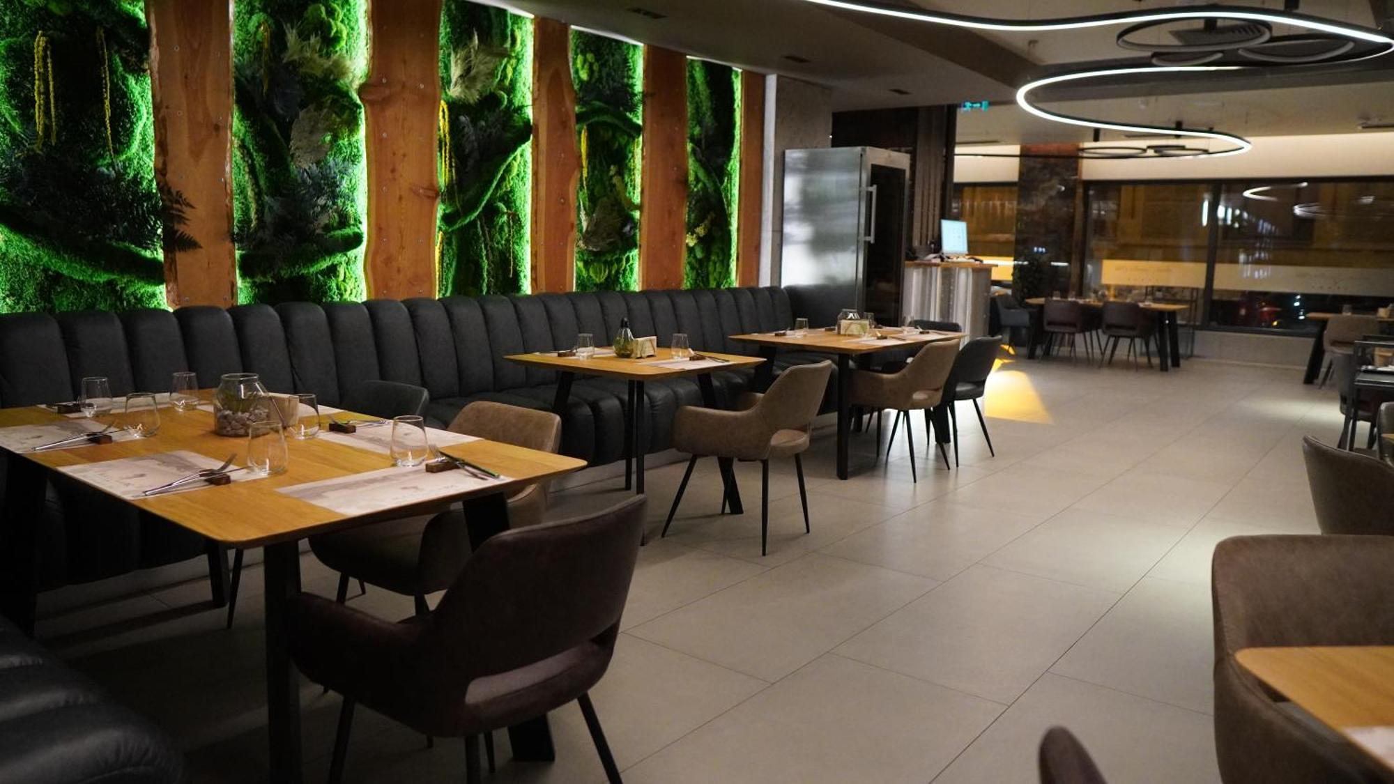 Aniroc Signature Hotel Arad Buitenkant foto Interior of a restaurant in Belgrade