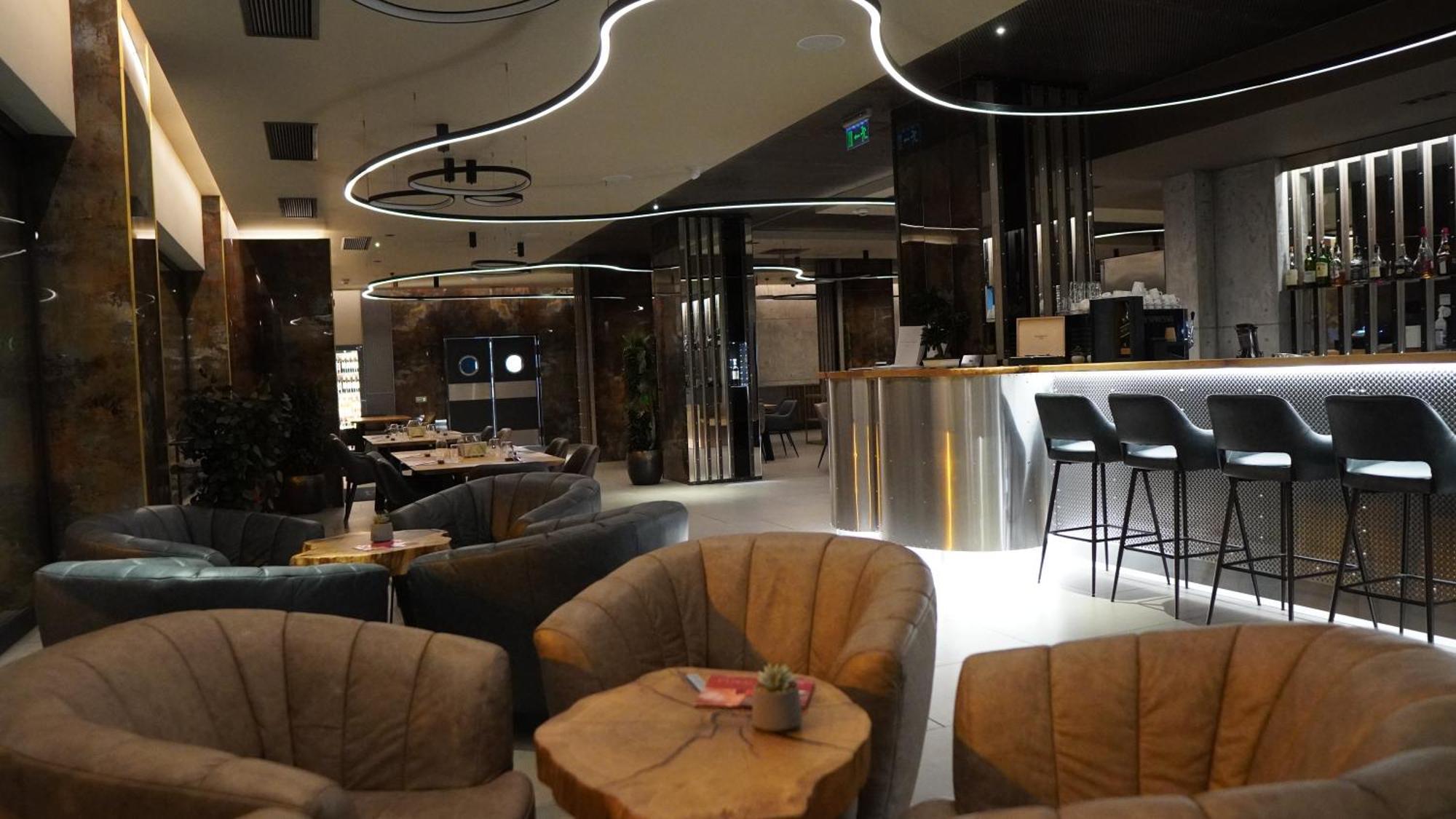 Aniroc Signature Hotel Arad Buitenkant foto The lounge at the airport