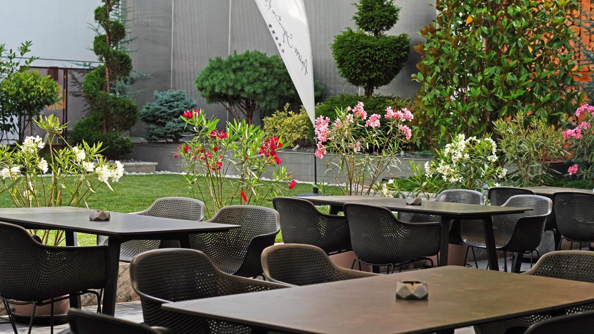 Aniroc Signature Hotel Arad Buitenkant foto The garden of the museum