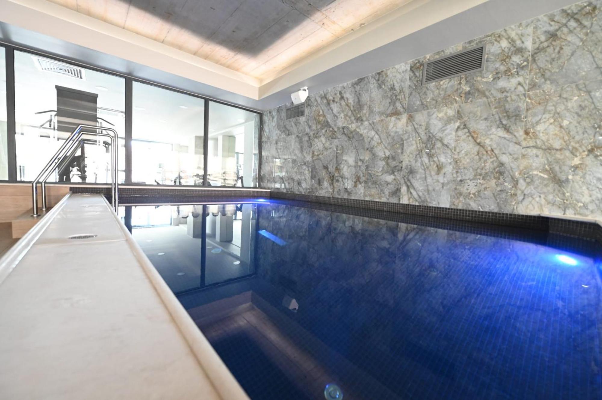 Aniroc Signature Hotel Arad Buitenkant foto A pool with a glass wall