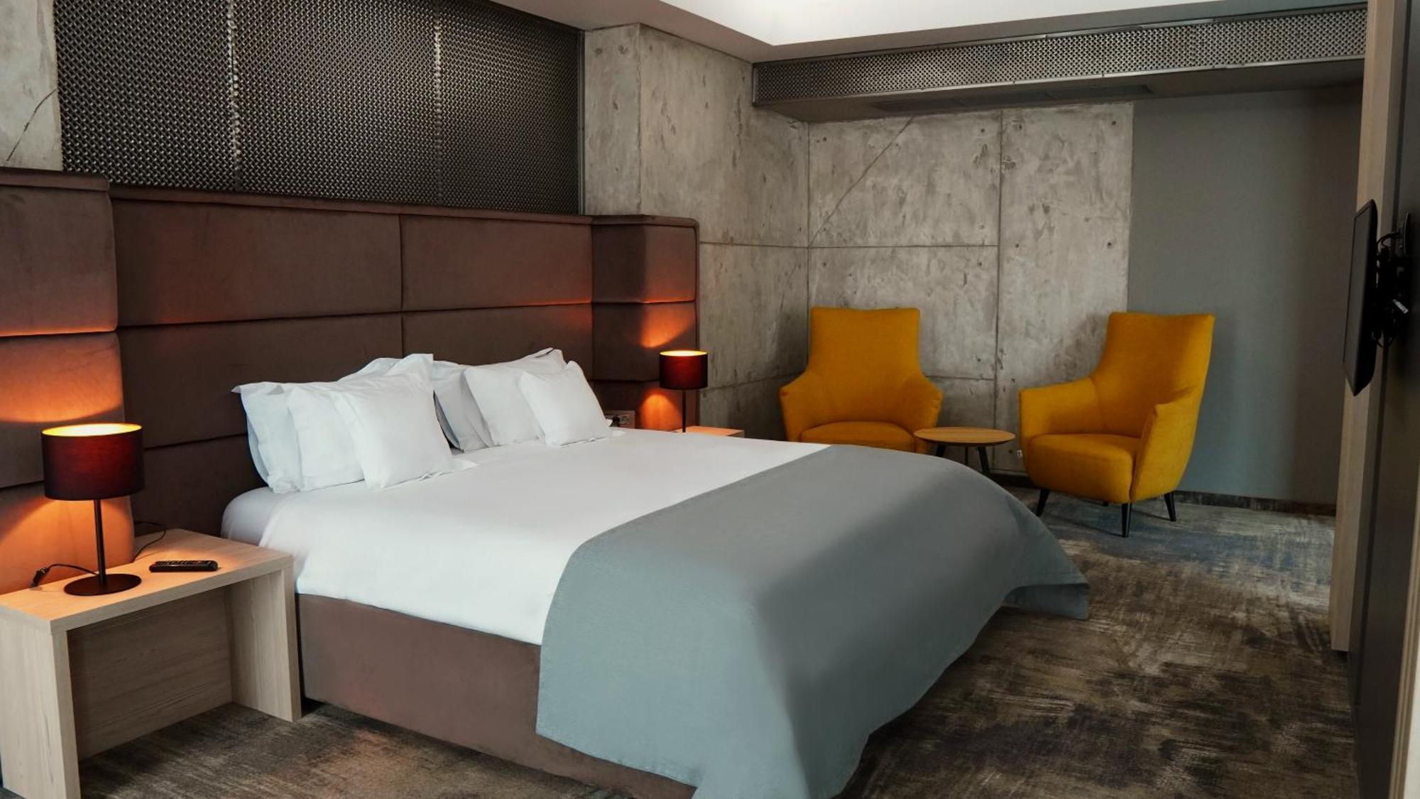 Aniroc Signature Hotel Arad Buitenkant foto A bedroom at the hotel