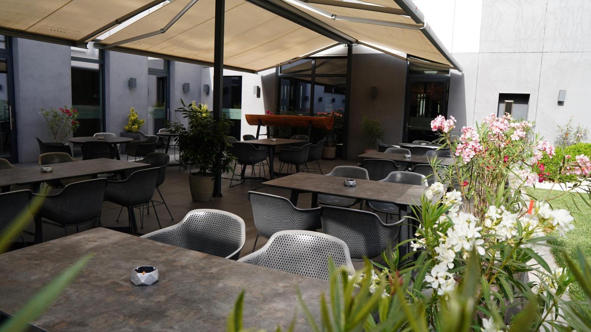 Aniroc Signature Hotel Arad Buitenkant foto The patio at the restaurant