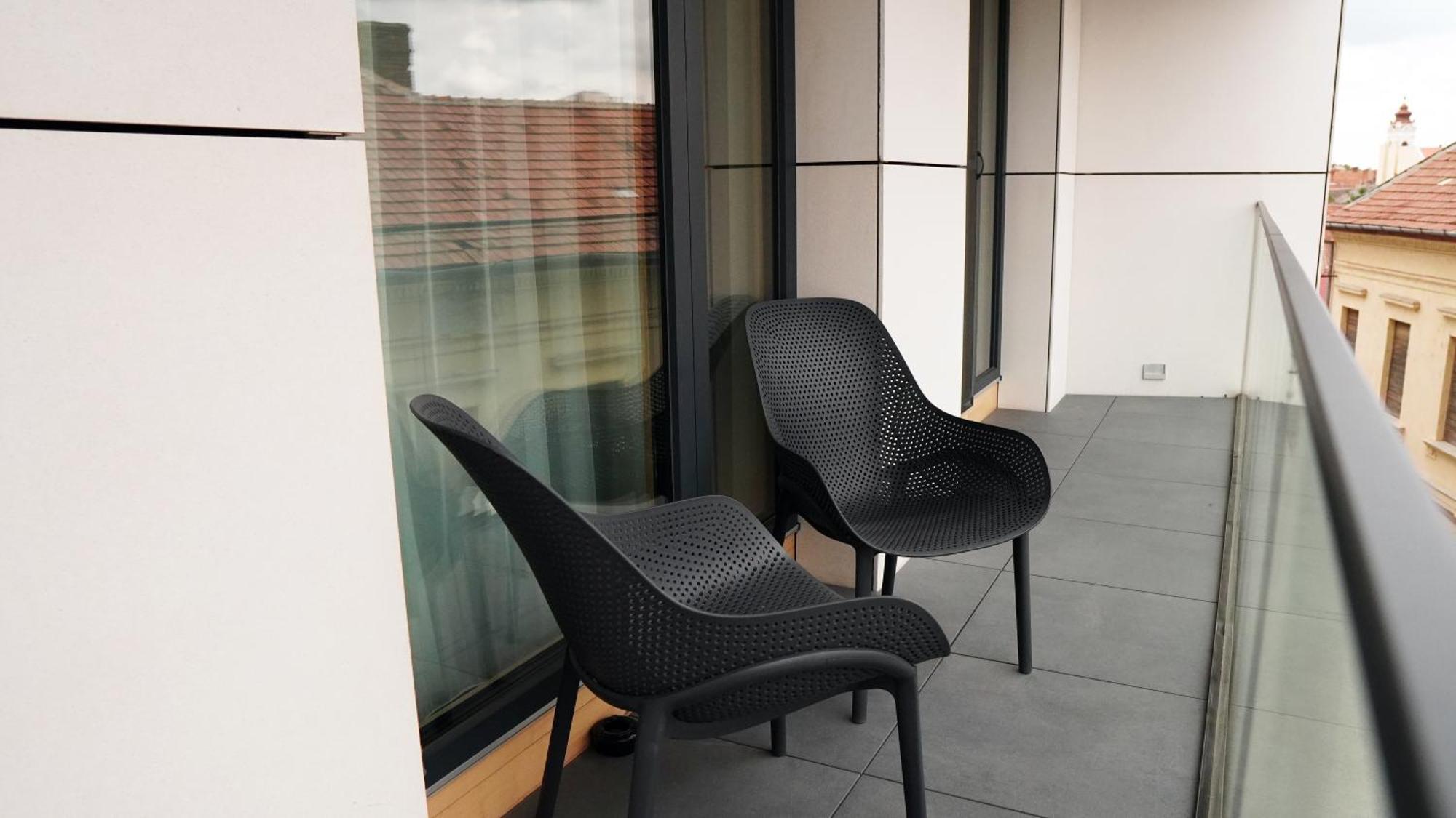 Aniroc Signature Hotel Arad Buitenkant foto A balcony in a residential apartment