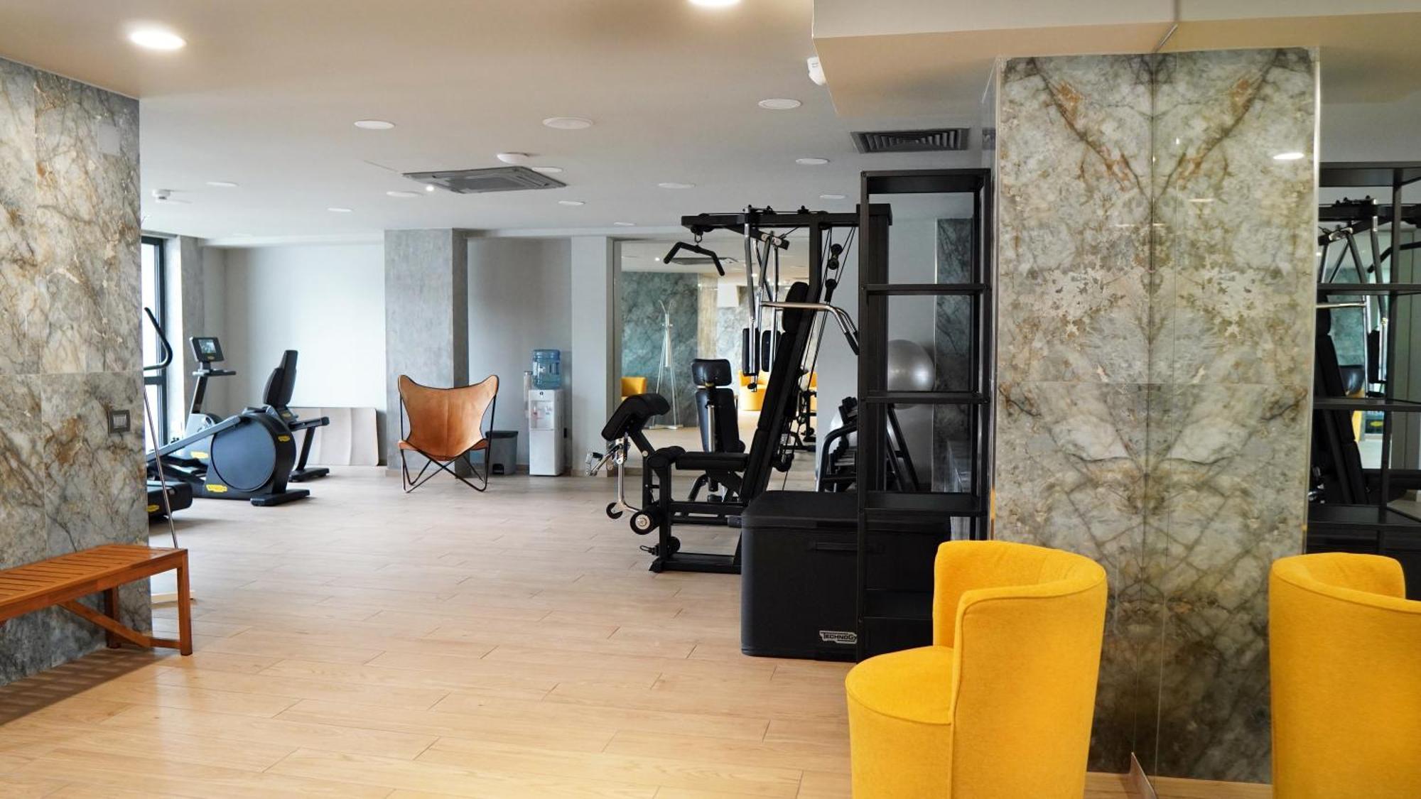 Aniroc Signature Hotel Arad Buitenkant foto The gym at the hotel