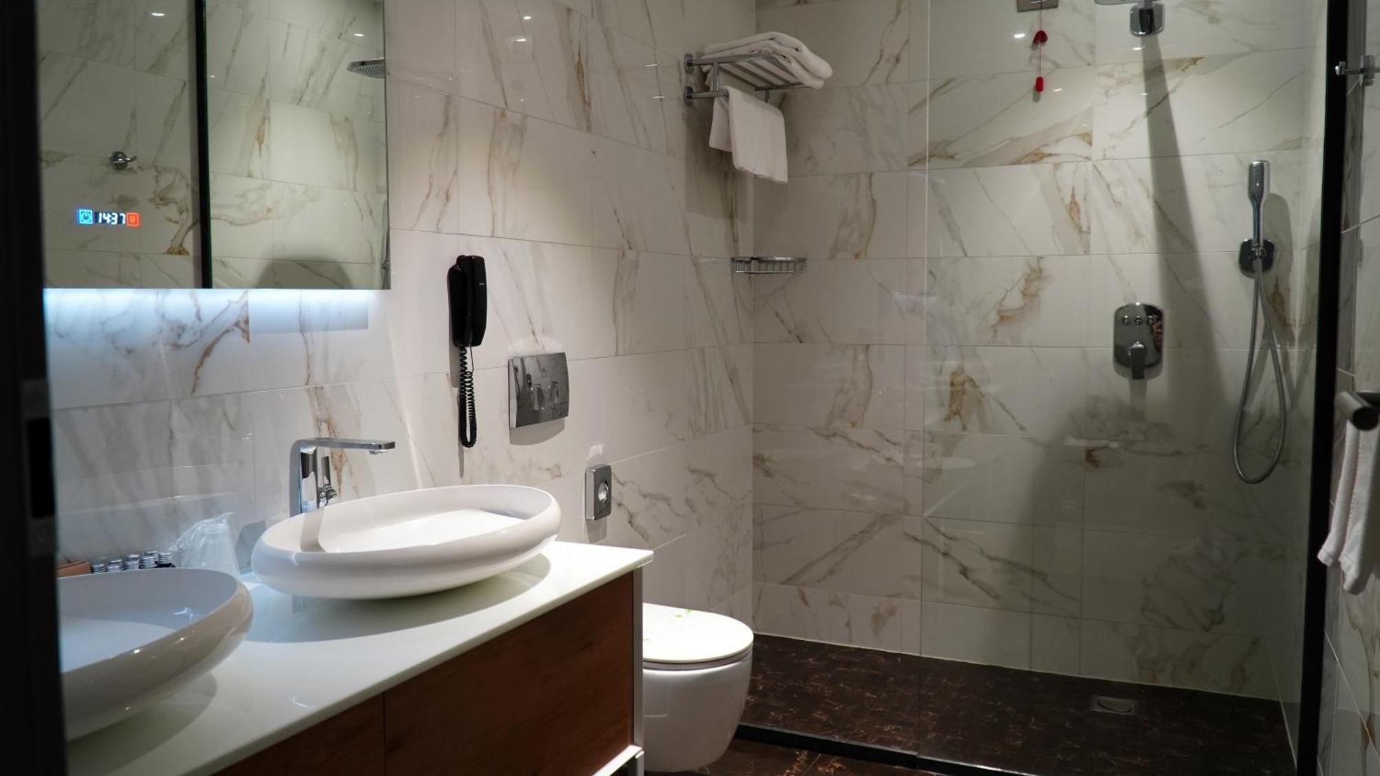 Aniroc Signature Hotel Arad Buitenkant foto Bathroom