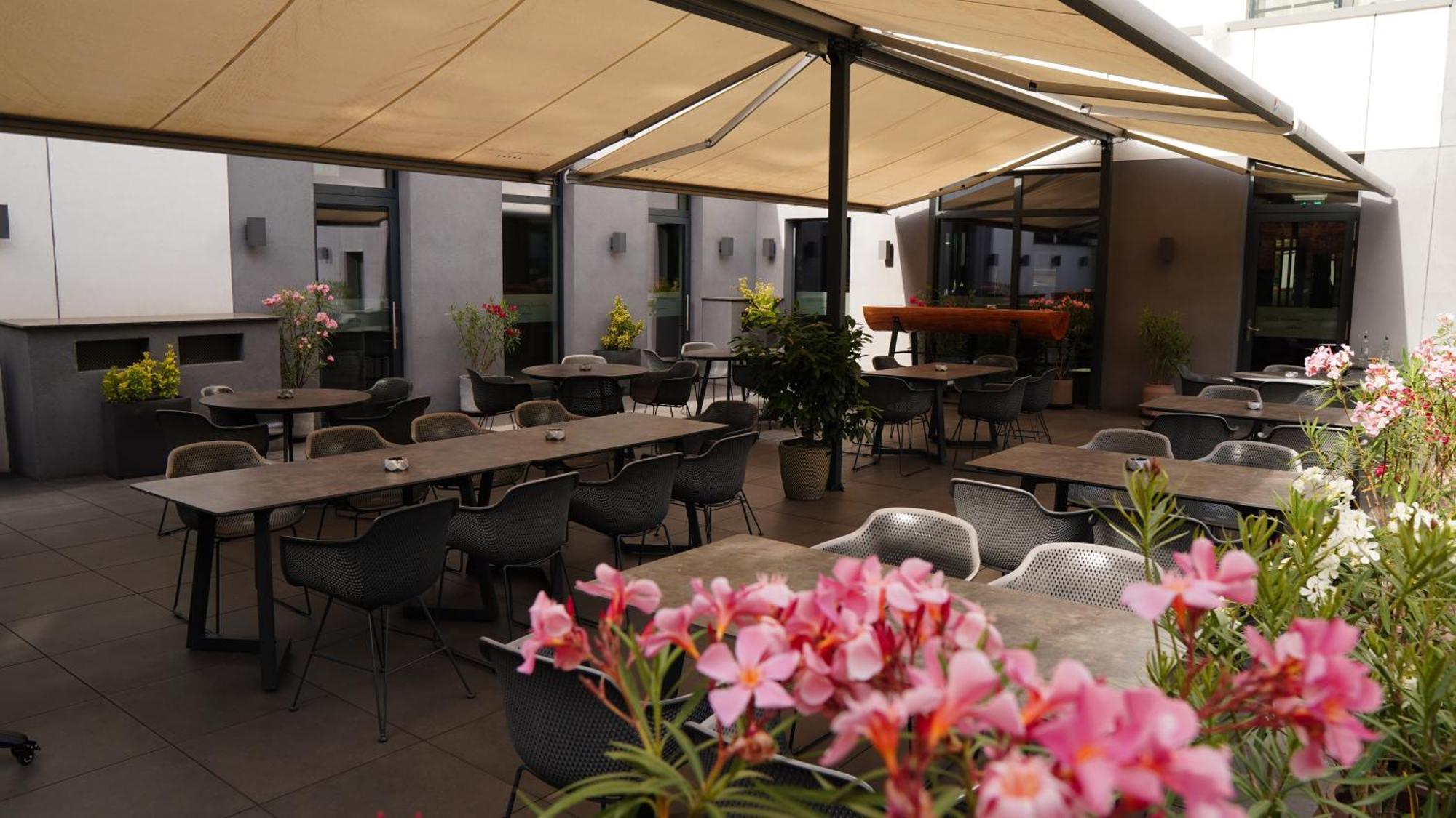 Aniroc Signature Hotel Arad Buitenkant foto The terrace of the restaurant