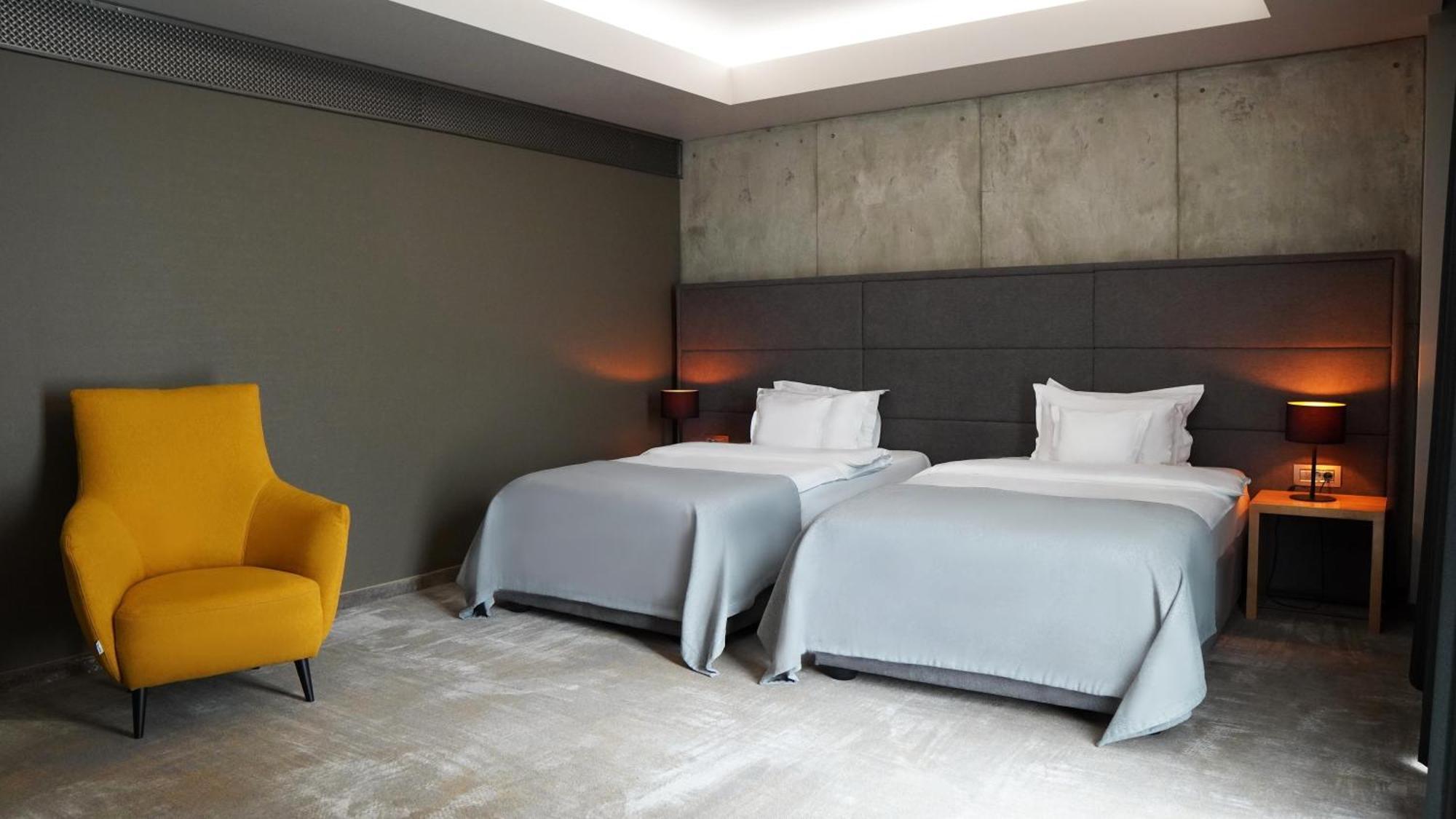Aniroc Signature Hotel Arad Buitenkant foto Deluxe room