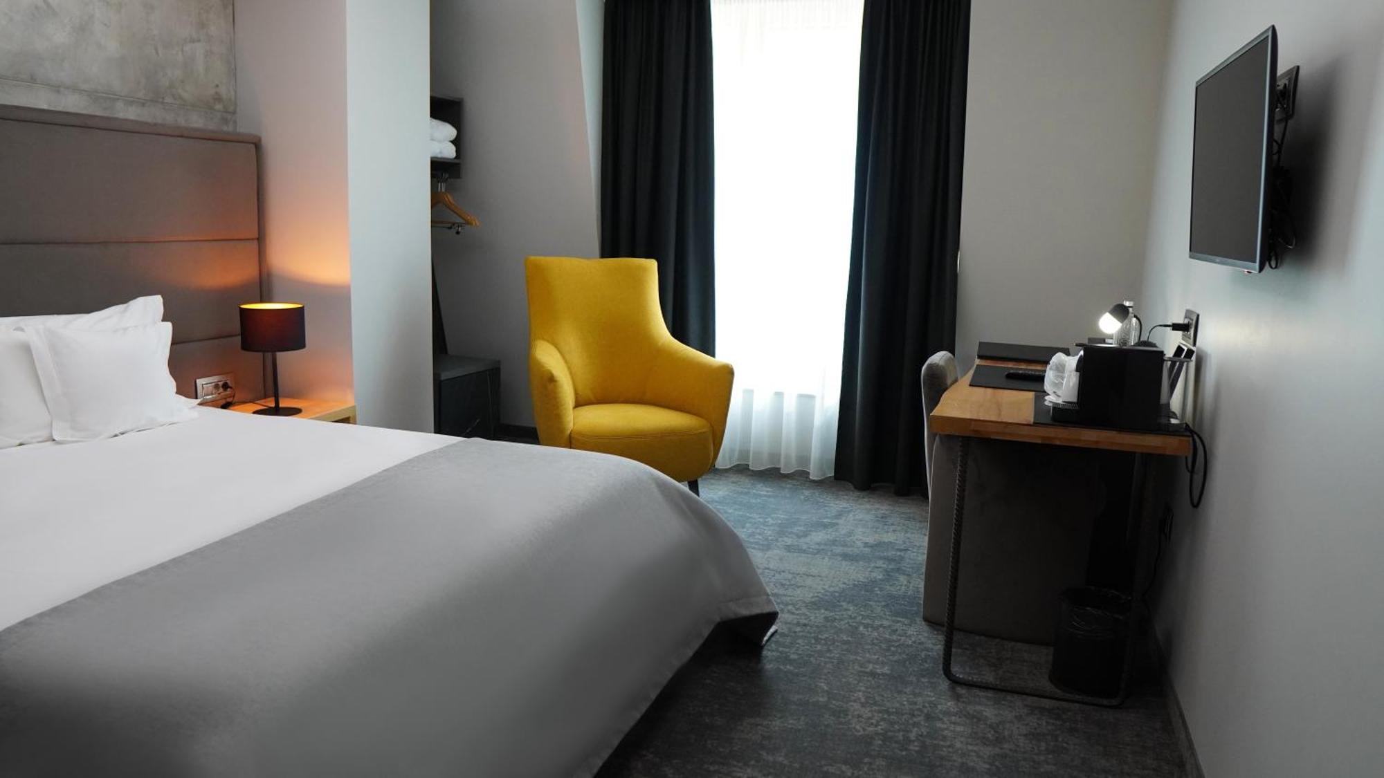 Aniroc Signature Hotel Arad Buitenkant foto A room at the hotel