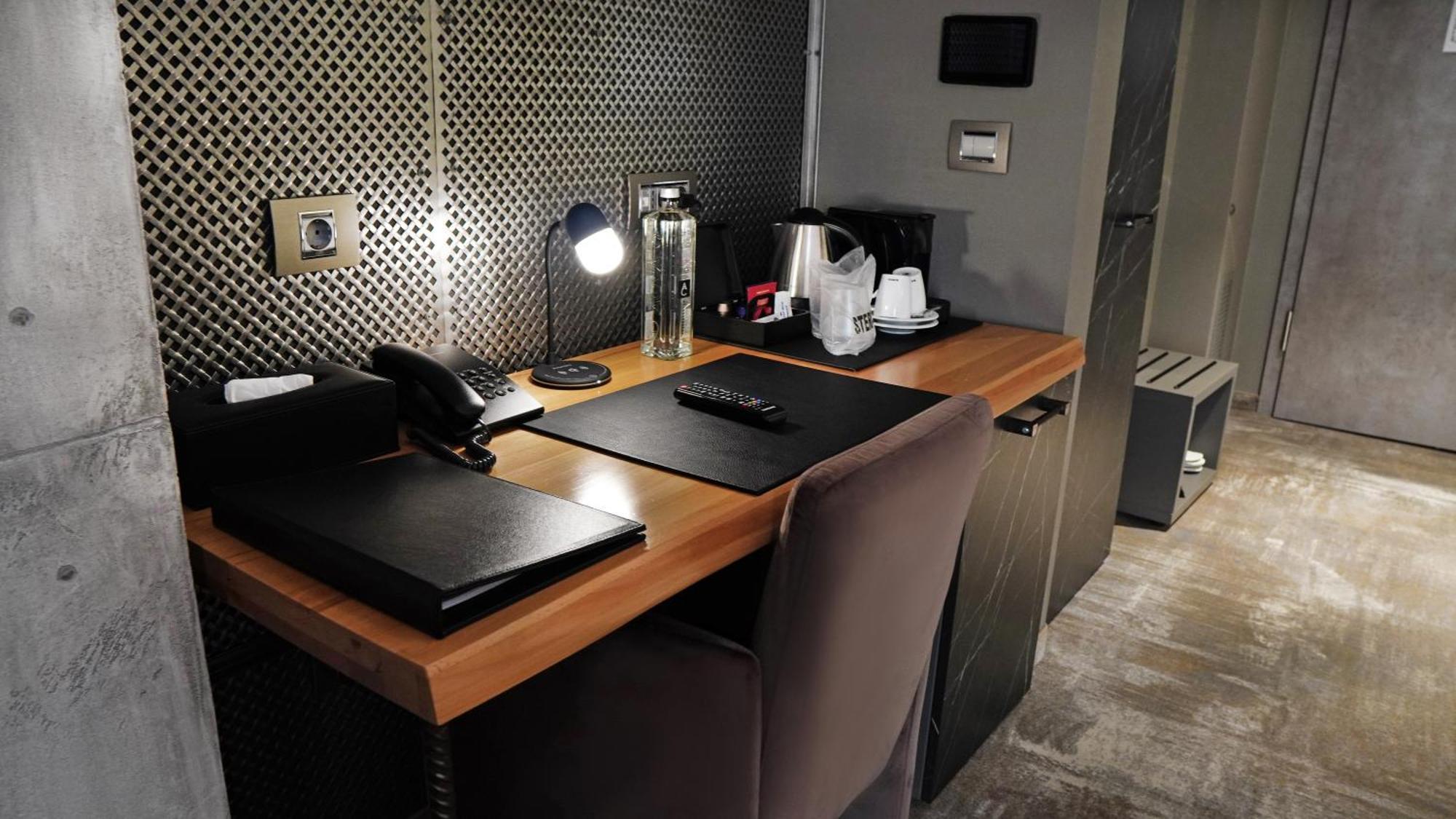 Aniroc Signature Hotel Arad Buitenkant foto A Nespresso machine in a hotel room