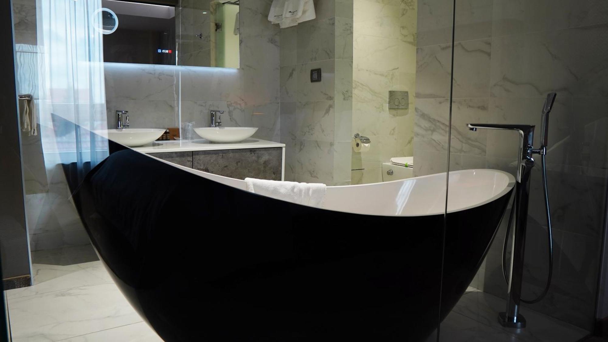 Aniroc Signature Hotel Arad Buitenkant foto A freestanding bathtub