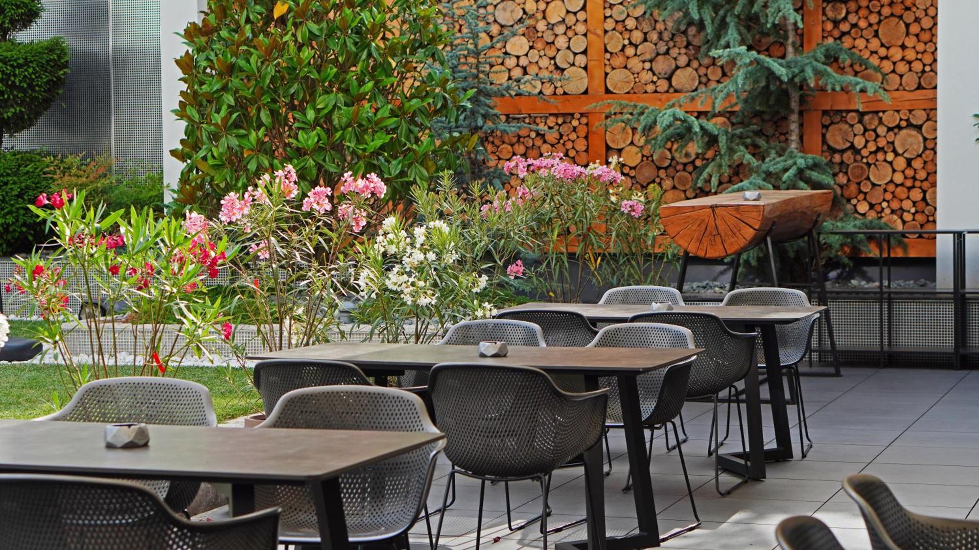 Aniroc Signature Hotel Arad Buitenkant foto The outdoor terrace