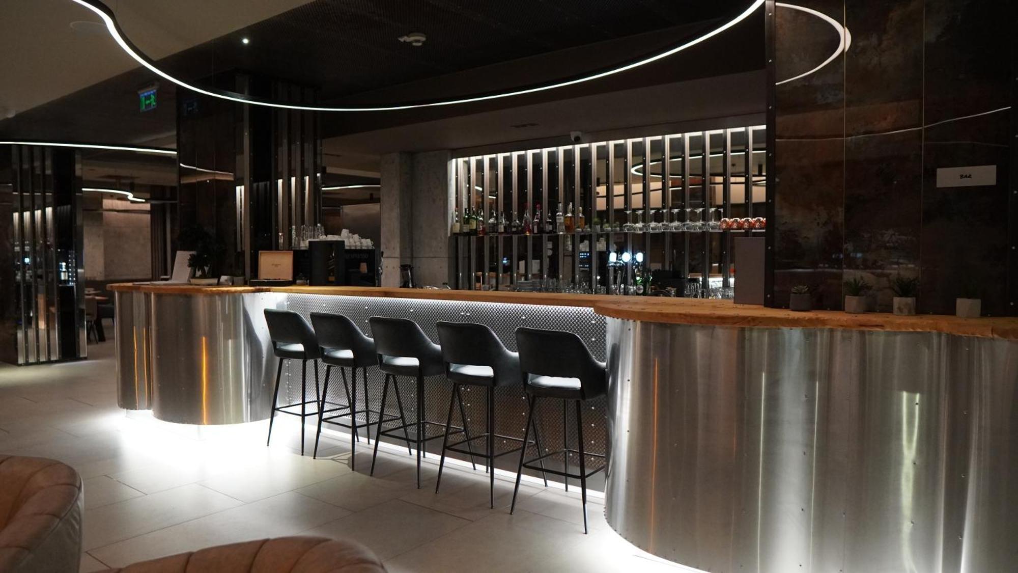 Aniroc Signature Hotel Arad Buitenkant foto The bar at the new terminal