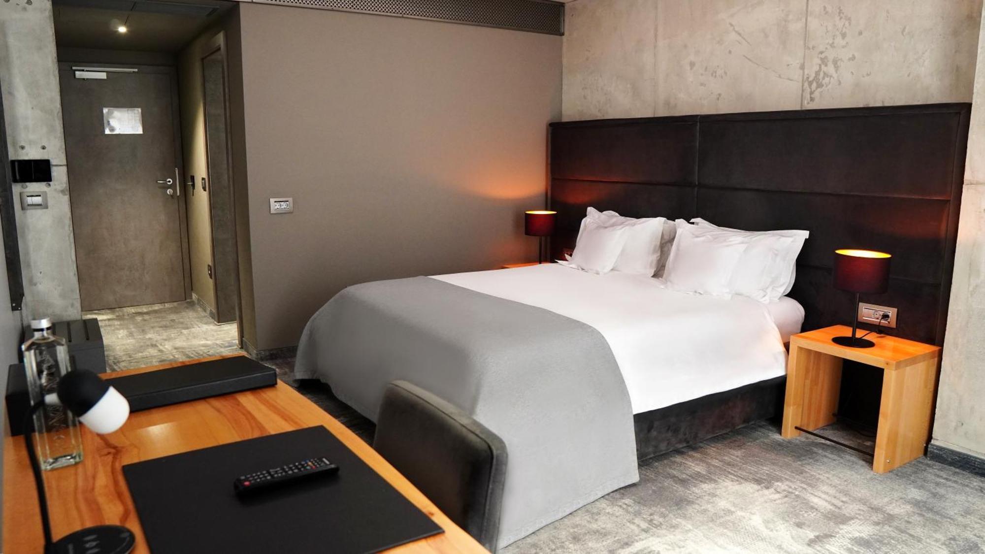 Aniroc Signature Hotel Arad Buitenkant foto A room at the hotel