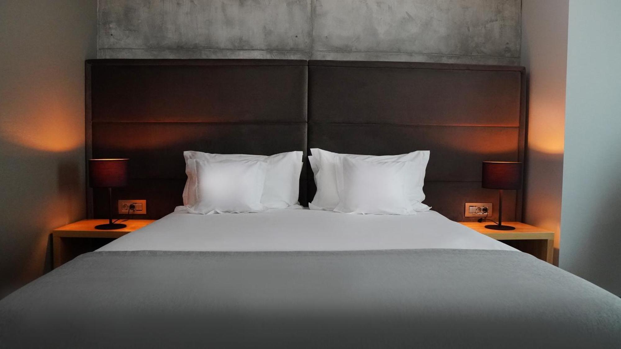 Aniroc Signature Hotel Arad Buitenkant foto A bed with two pillows