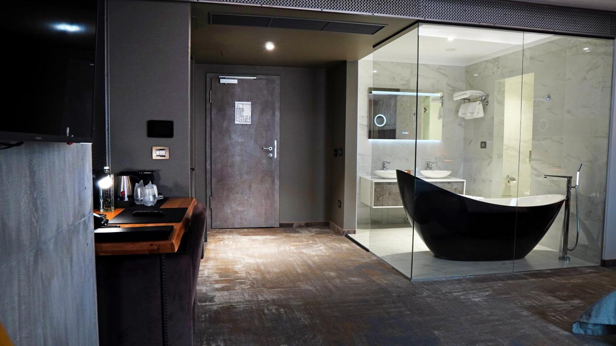Aniroc Signature Hotel Arad Buitenkant foto A bathroom at the hotel
