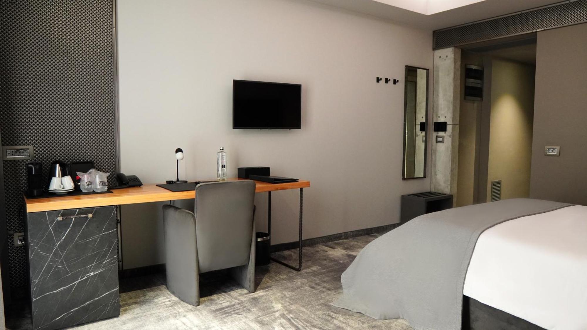 Aniroc Signature Hotel Arad Buitenkant foto A room at the hotel