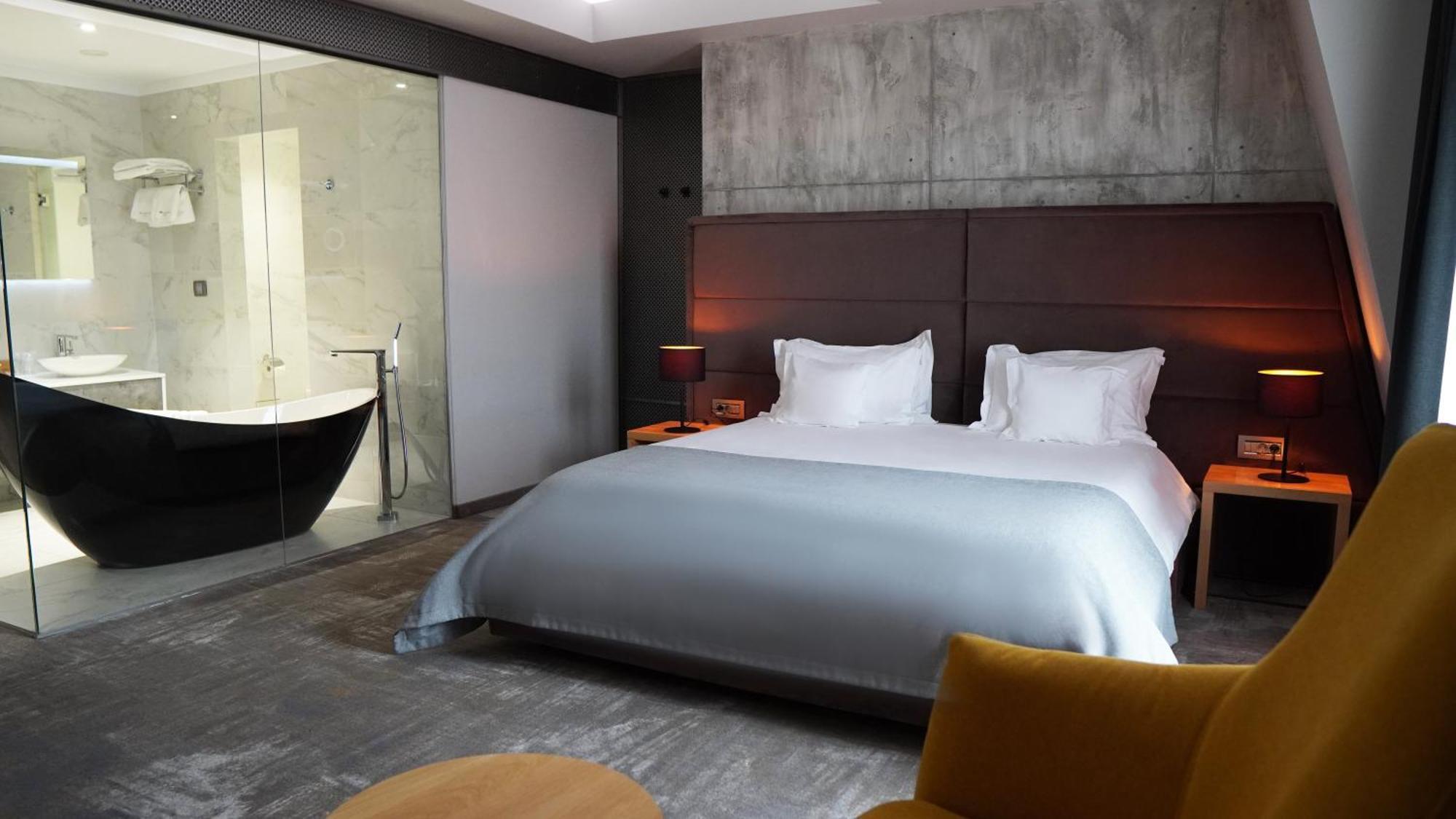 Aniroc Signature Hotel Arad Buitenkant foto A bedroom at the hotel