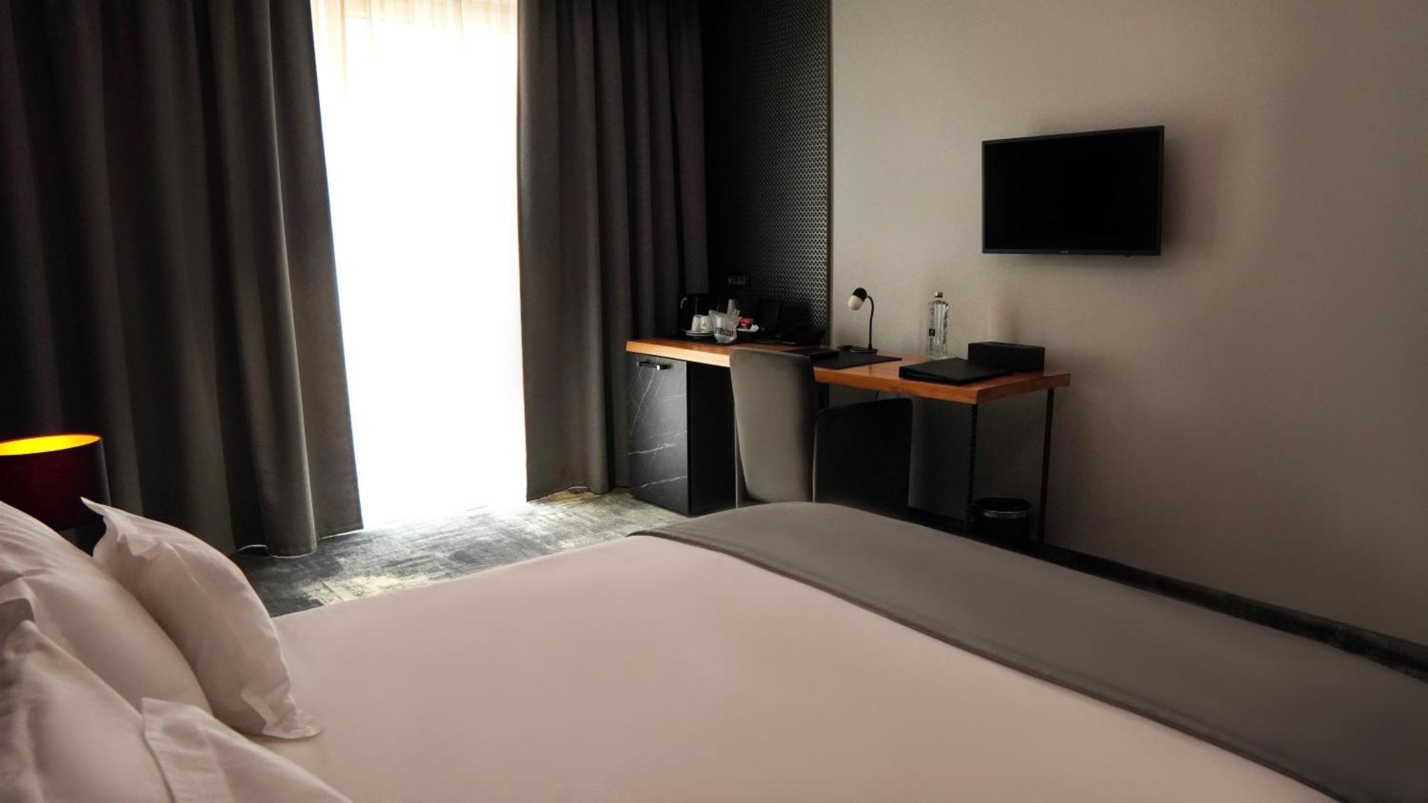 Aniroc Signature Hotel Arad Buitenkant foto A room at the hotel