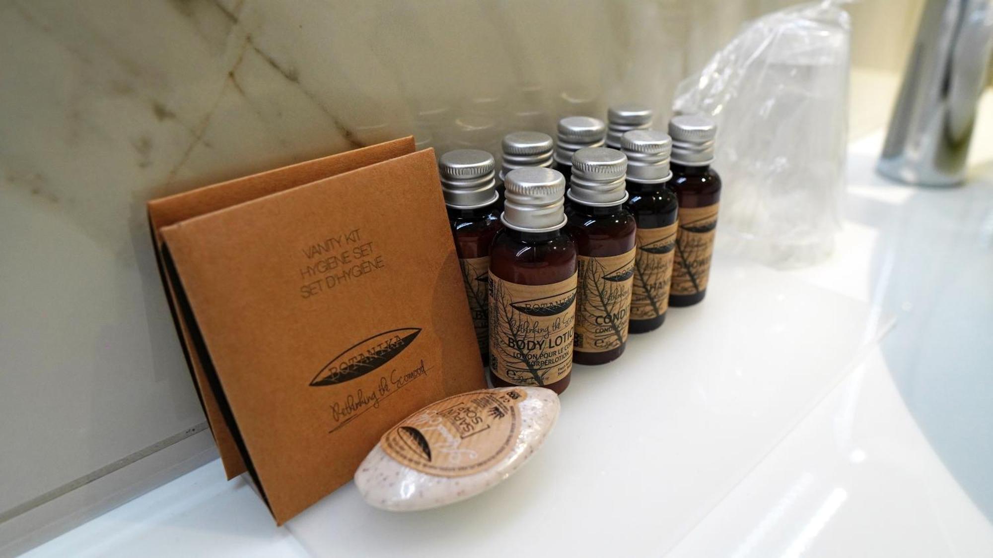 Aniroc Signature Hotel Arad Buitenkant foto A selection of hotel amenities