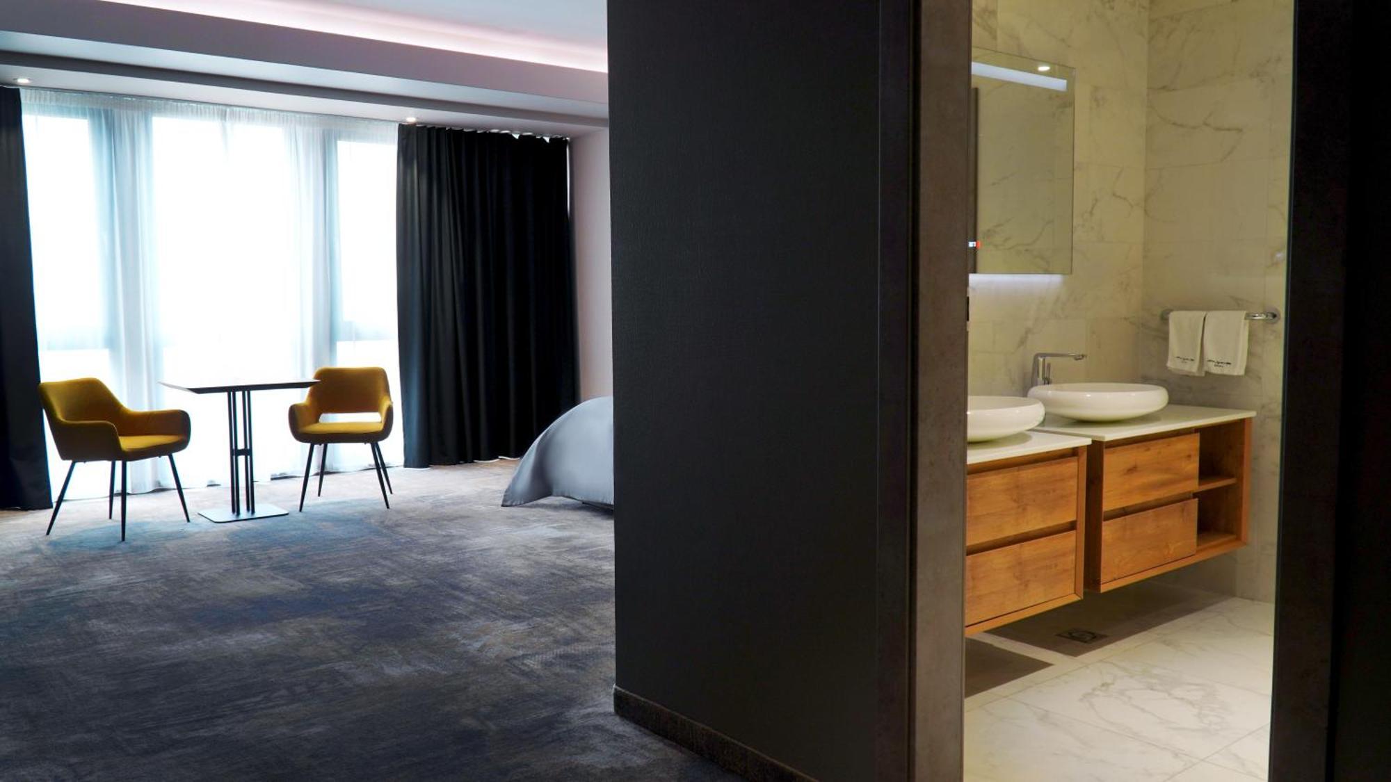 Aniroc Signature Hotel Arad Buitenkant foto A room at the hotel