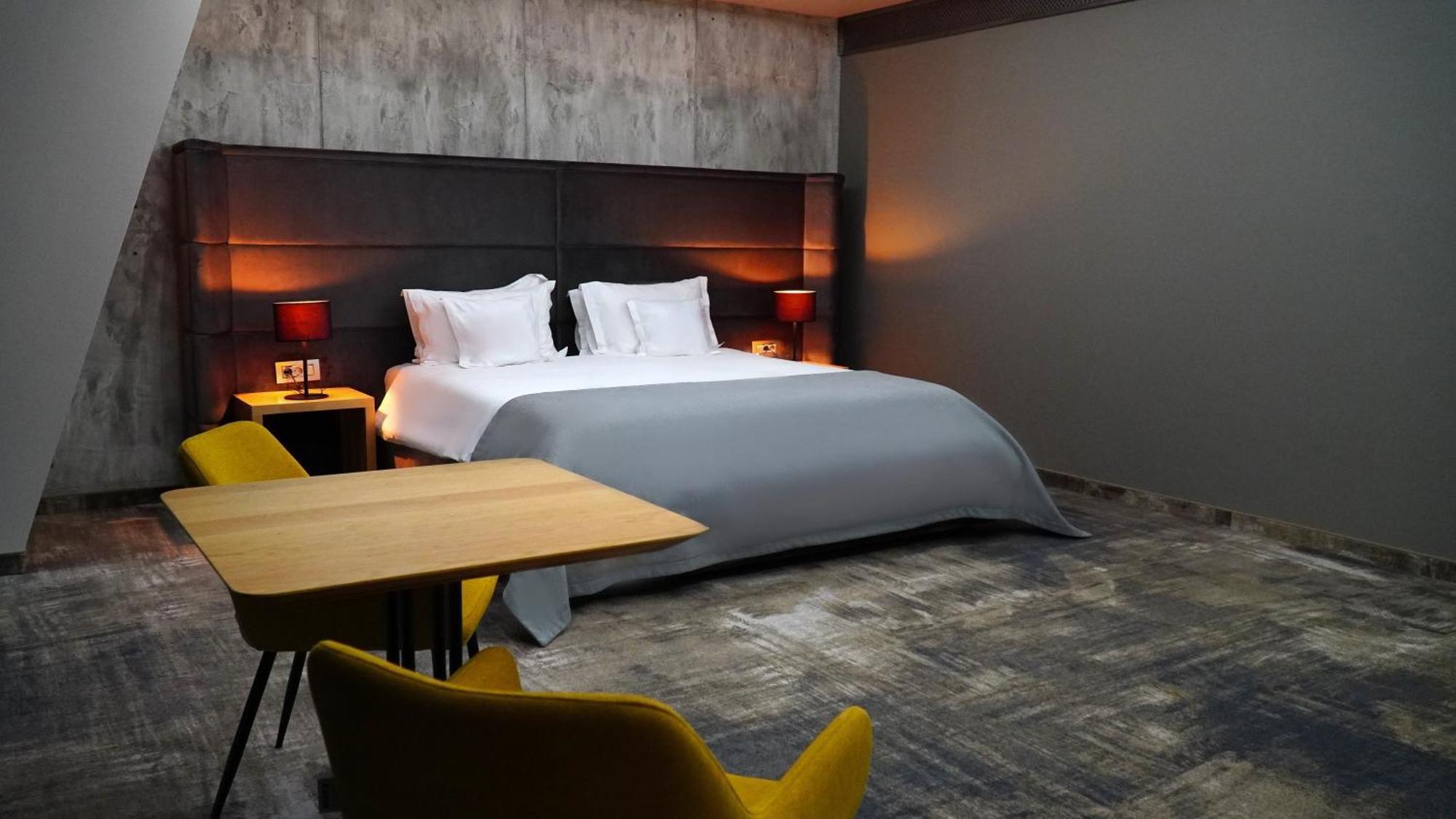 Aniroc Signature Hotel Arad Buitenkant foto A room at the hotel