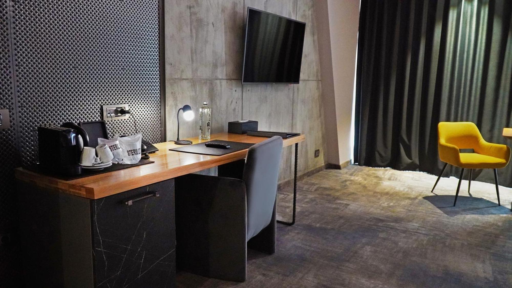 Aniroc Signature Hotel Arad Buitenkant foto A room at the hotel