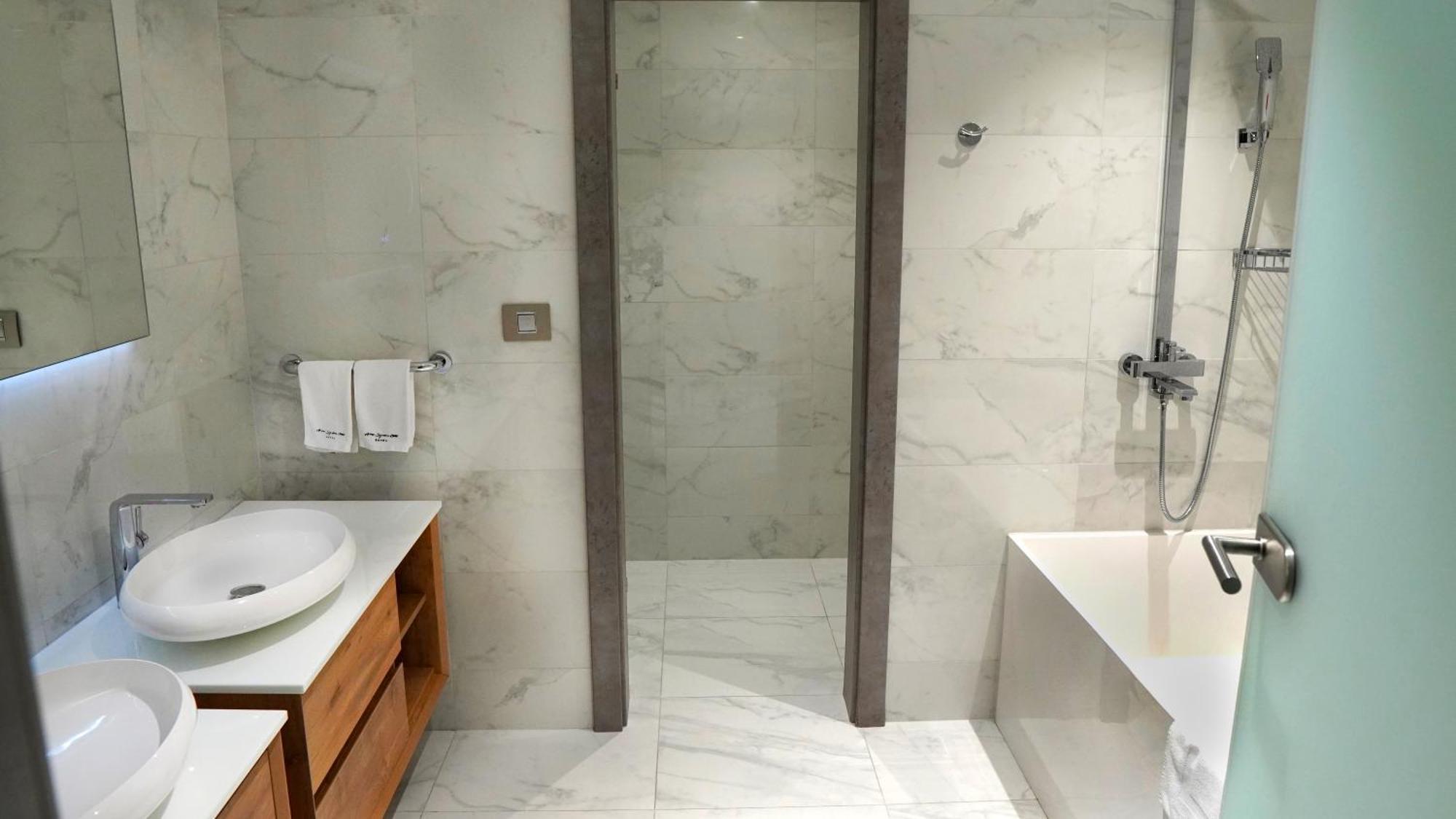 Aniroc Signature Hotel Arad Buitenkant foto A shower door